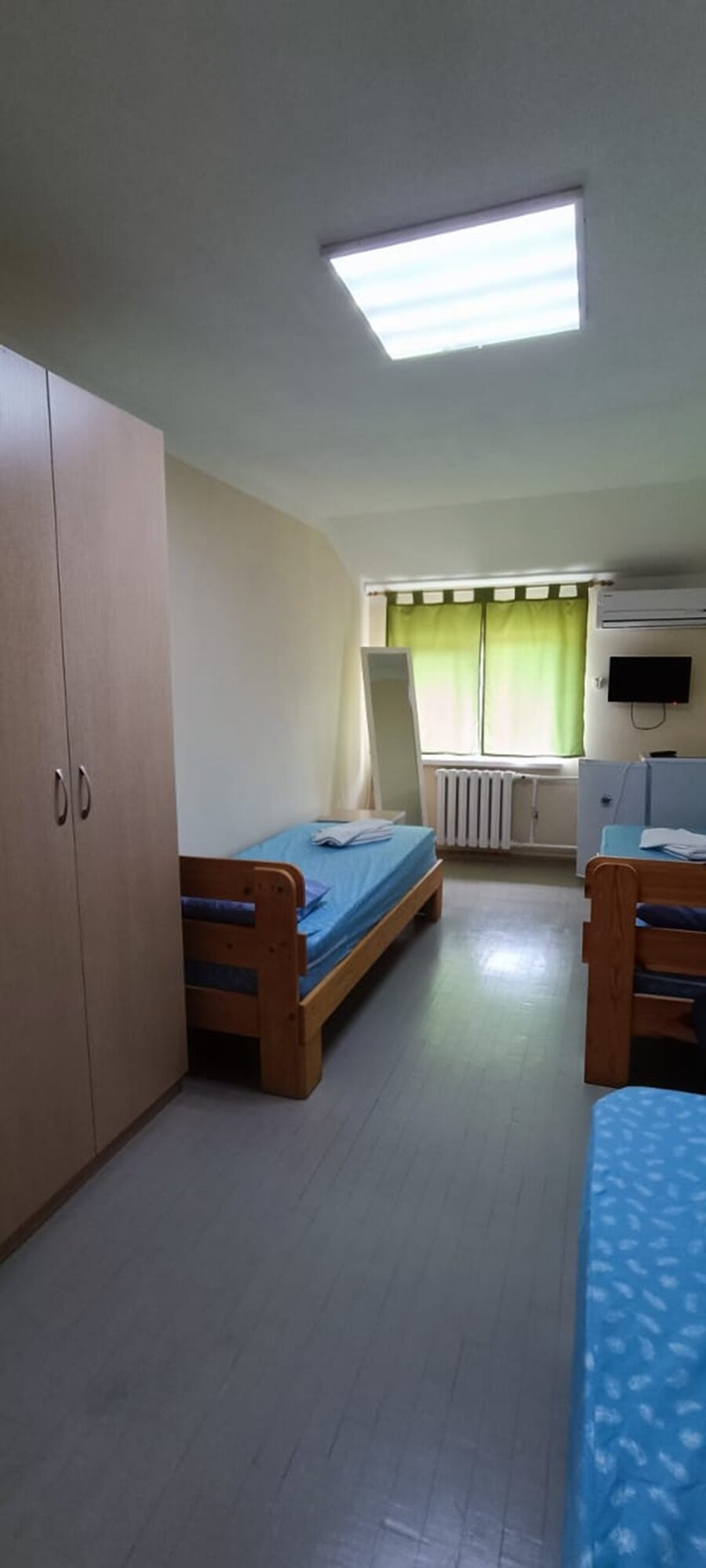 Трехместный номер эконом-класса с общими удобствами на этаже