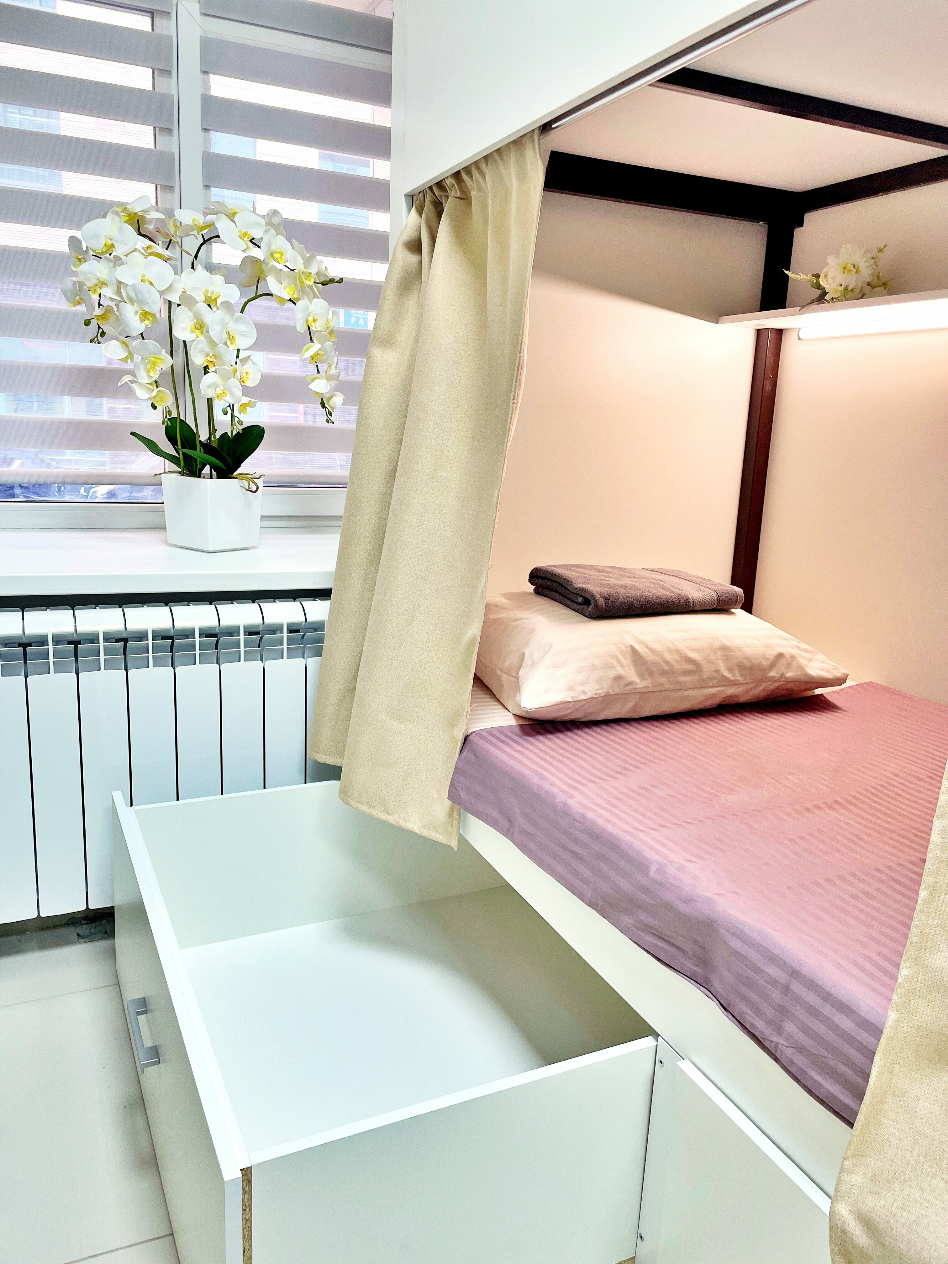 Спальное место на двухъярусной кровати в общем номере для женщин