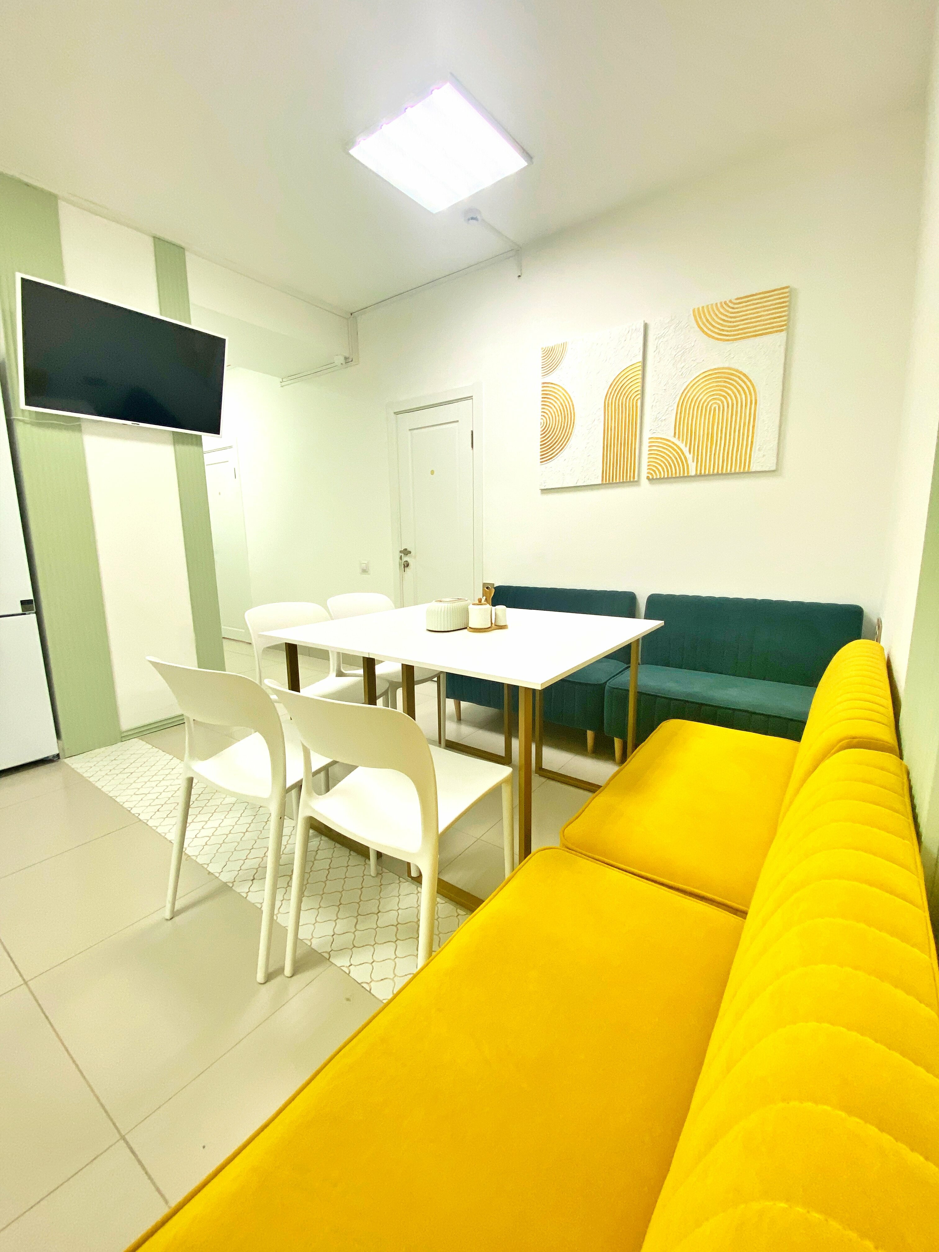 Спальное место на двухъярусной кровати в общем номере для женщин