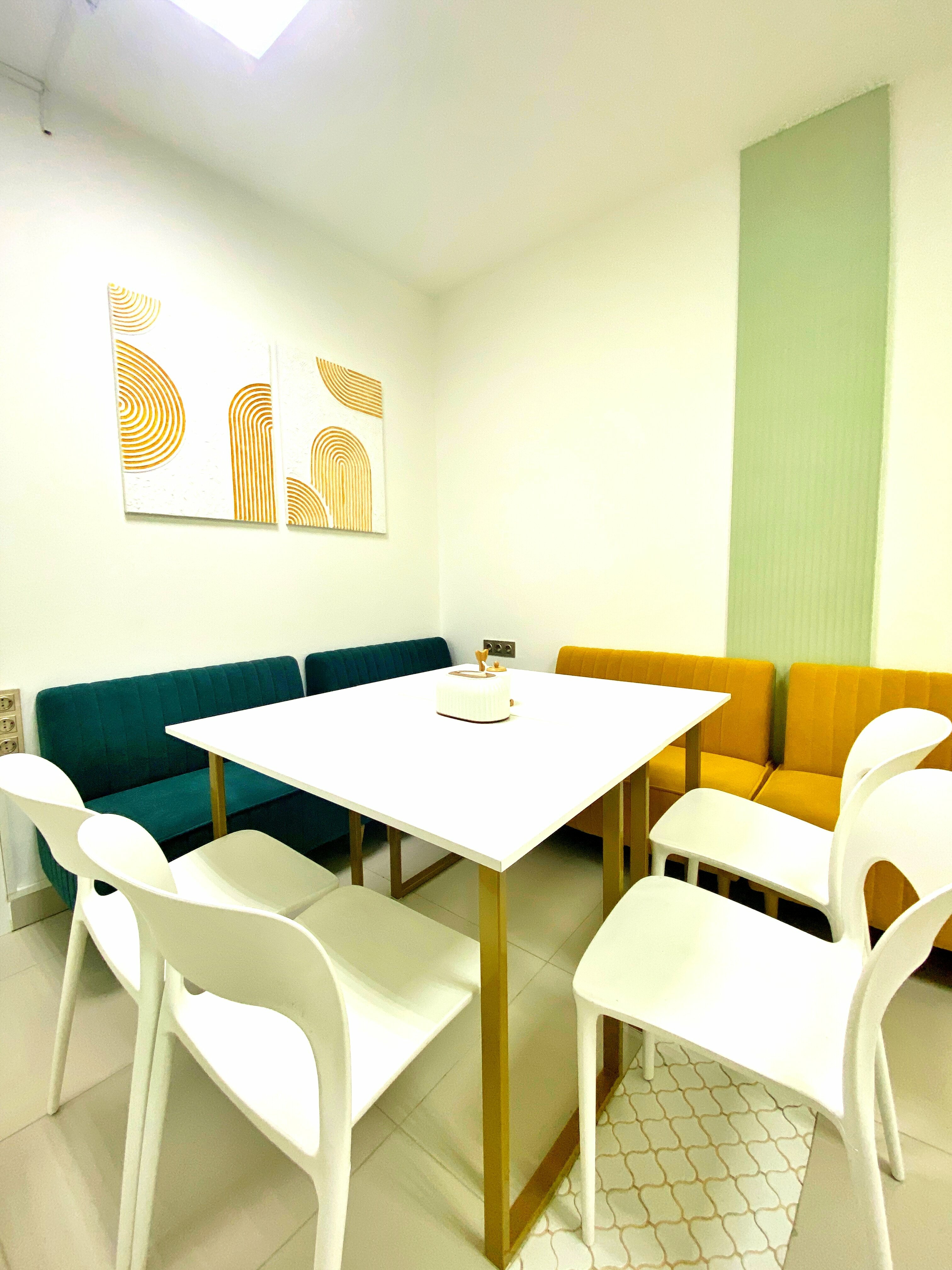 Спальное место на двухъярусной кровати в общем номере для женщин