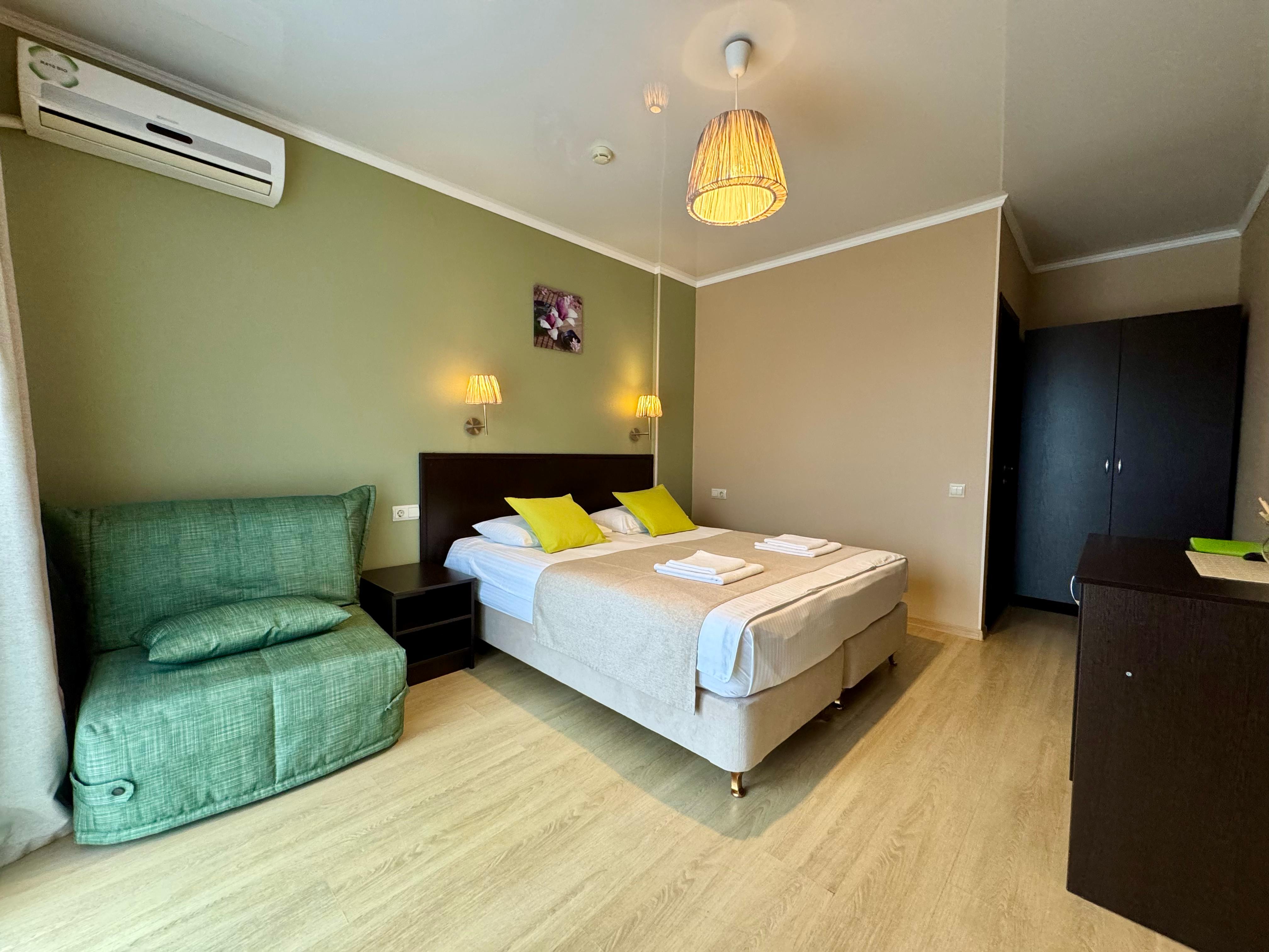 Двухместный с общим балконом и креслом-кроватью