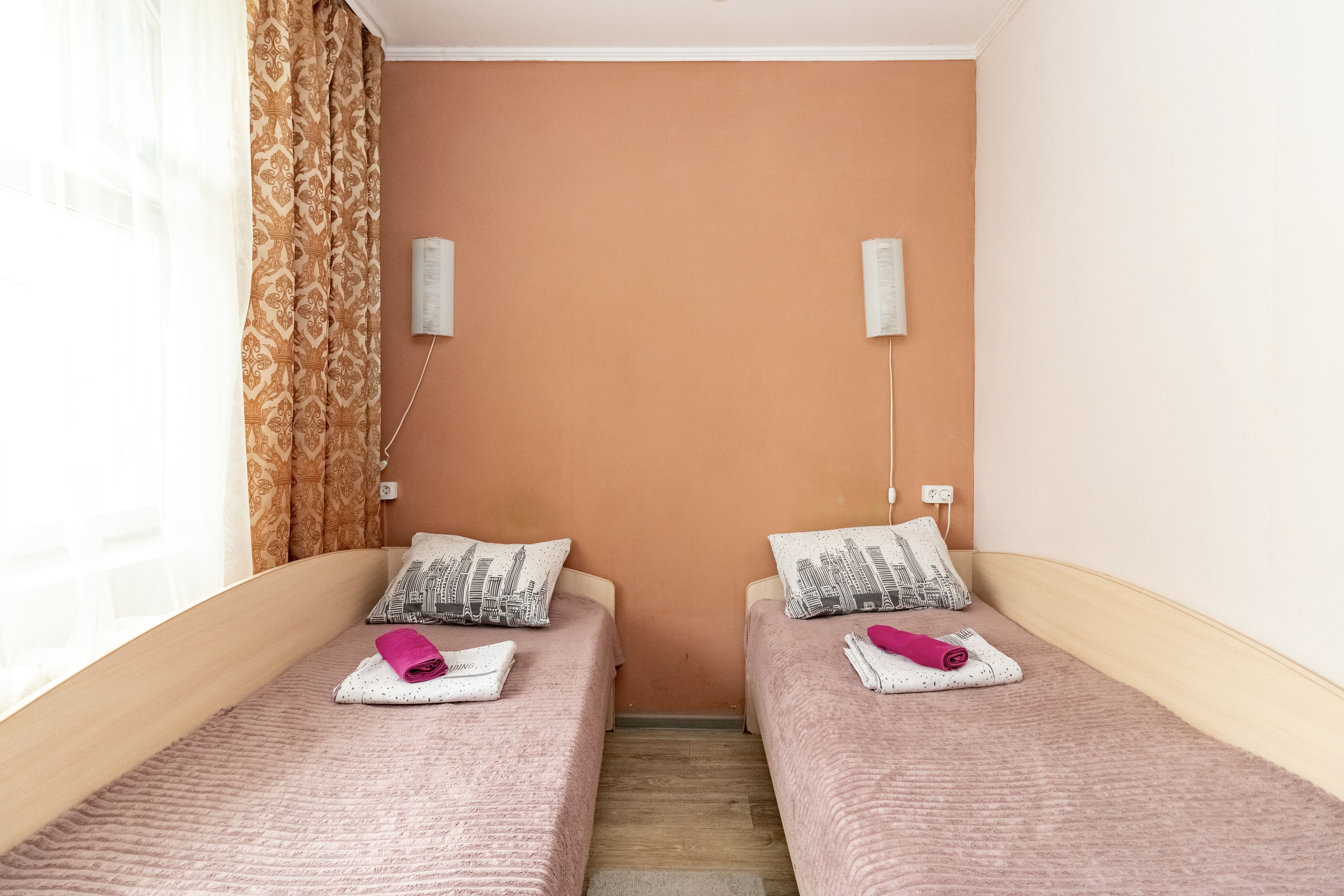 Односпальная кровать в общем номере для женщин