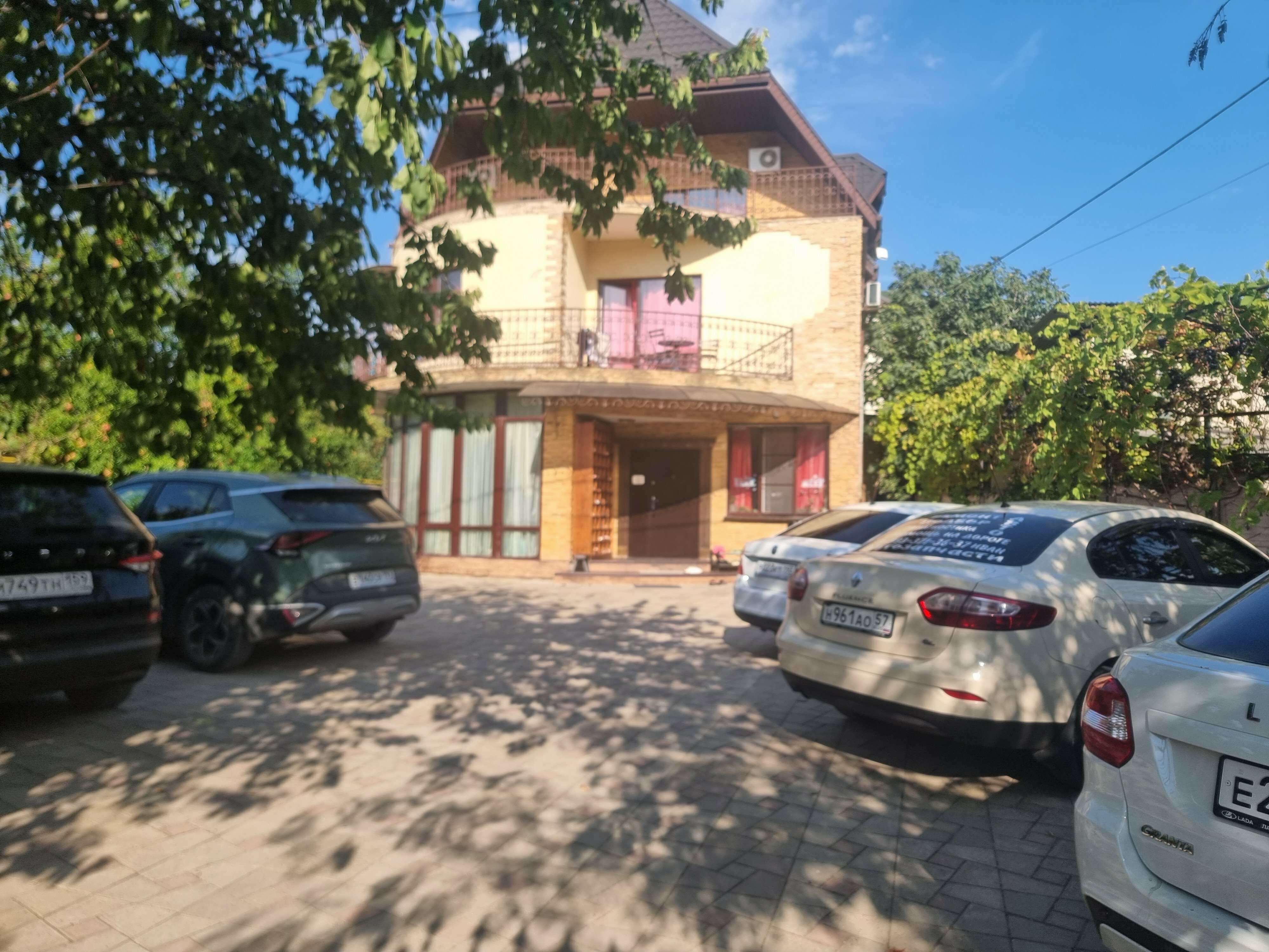 Трехместный номер с собственной ванной комнатой вне номера