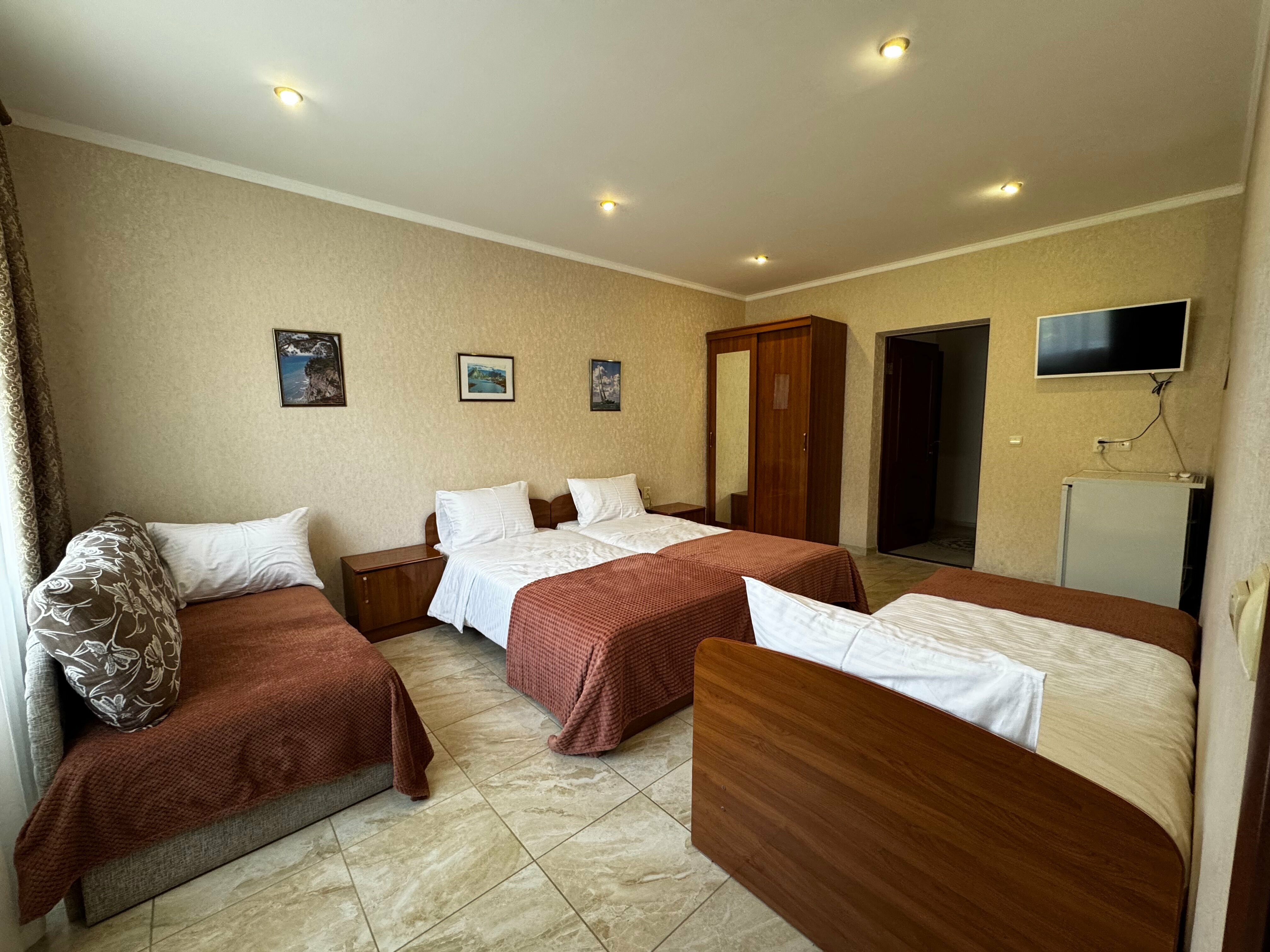 Трехместный номер с собственной ванной комнатой