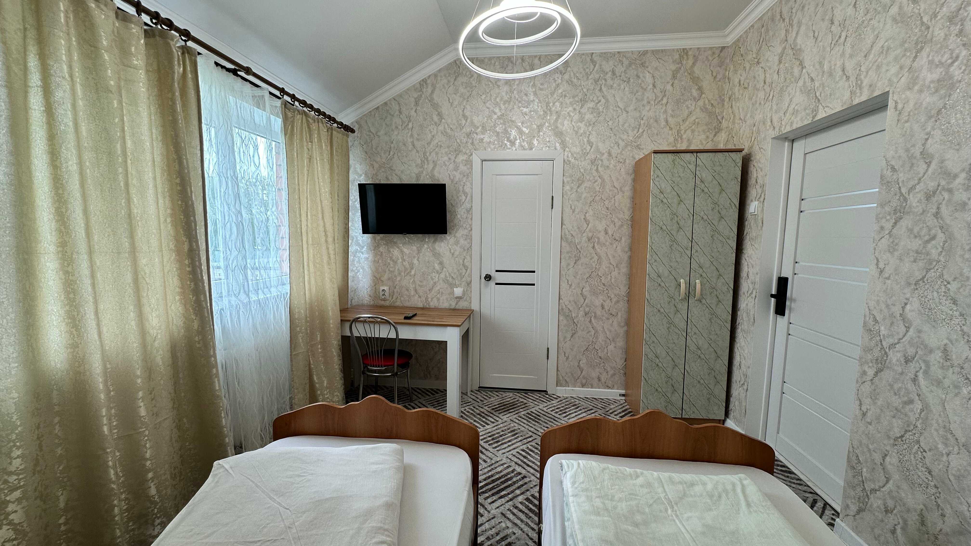 Небольшой двухместный номер с 2 отдельными кроватями