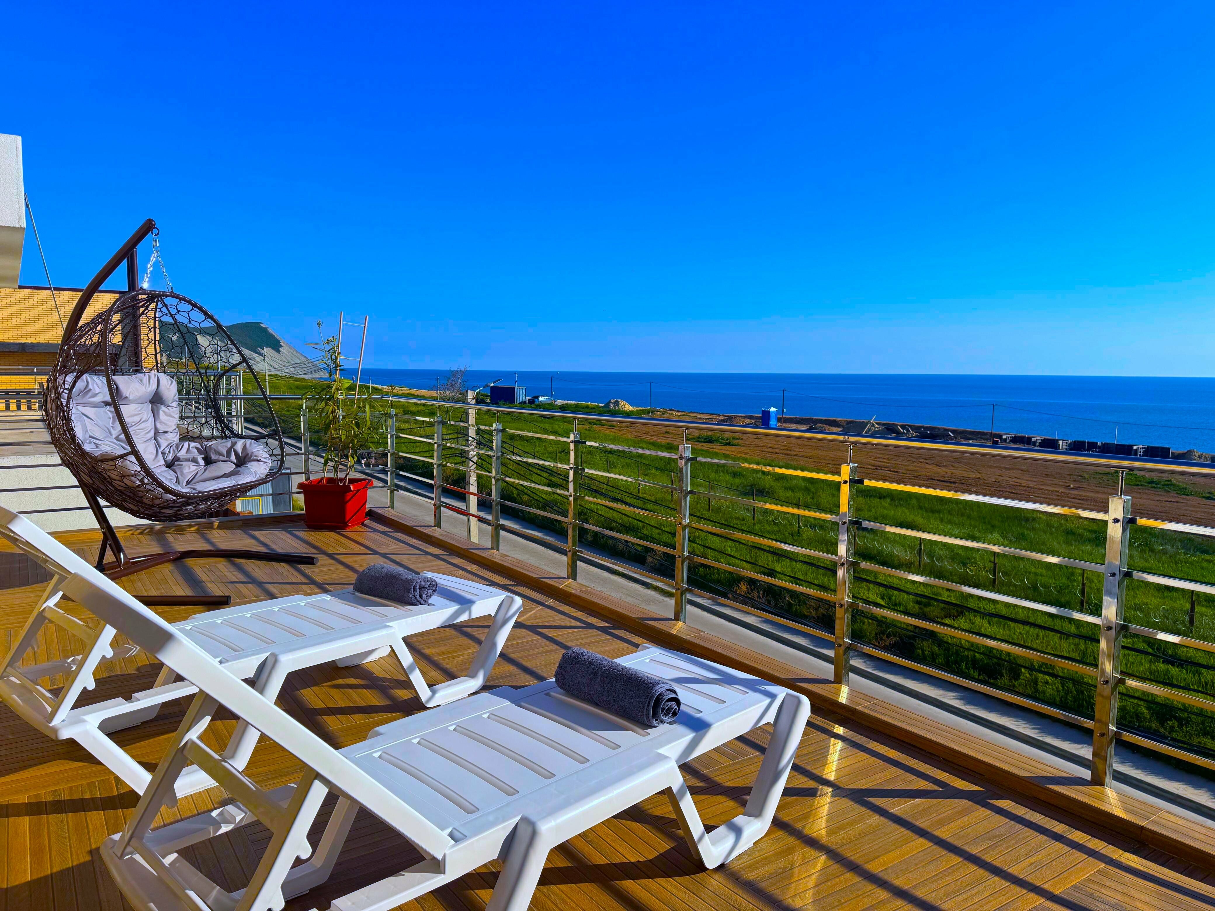 5-ти местный 2-х комнатный люкс с кухней и ТЕРРАСОЙ С ВИДОМ НА МОРЕ