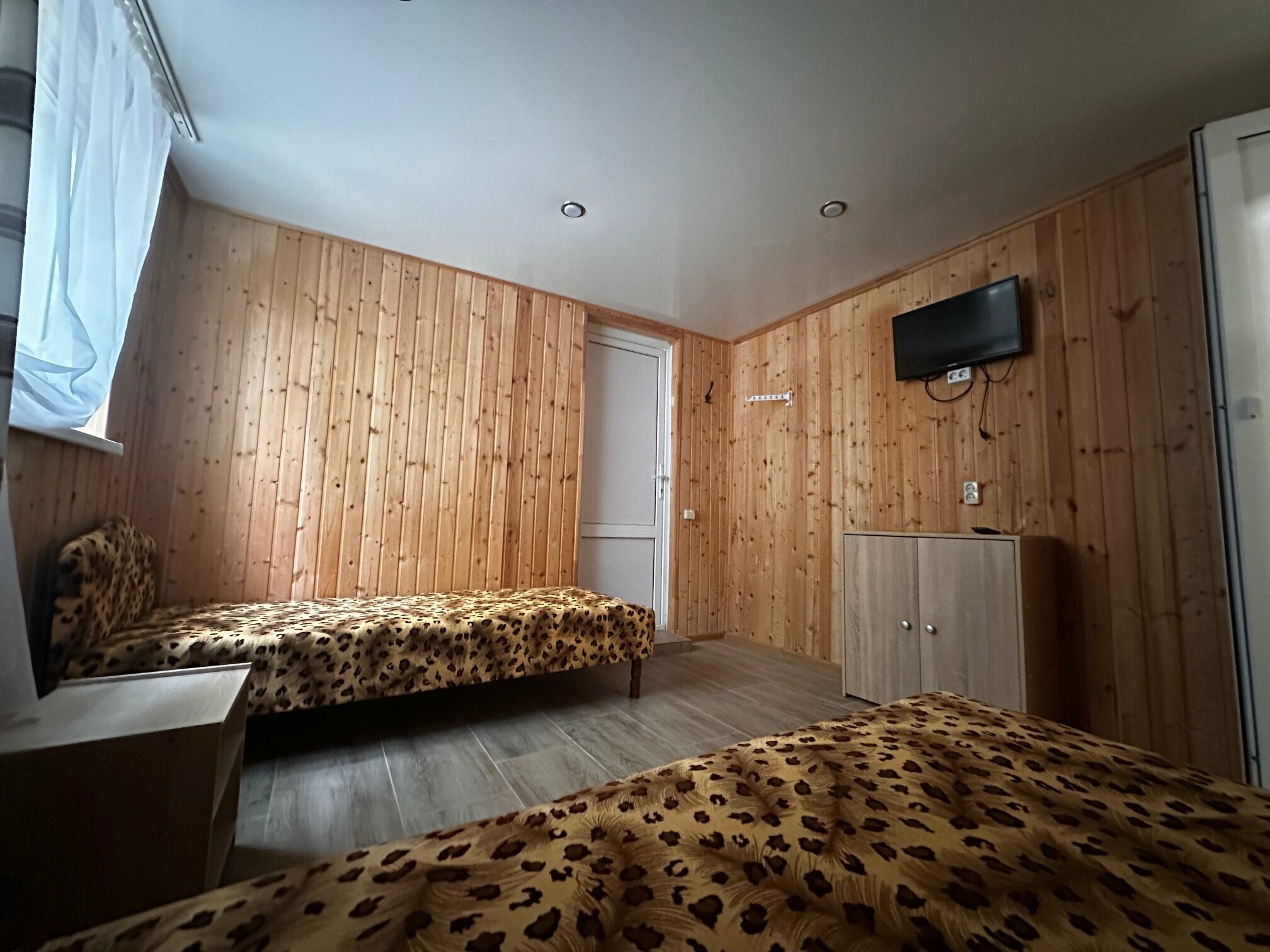 Стандартный номер с 2 односпальными кроватями и диваном