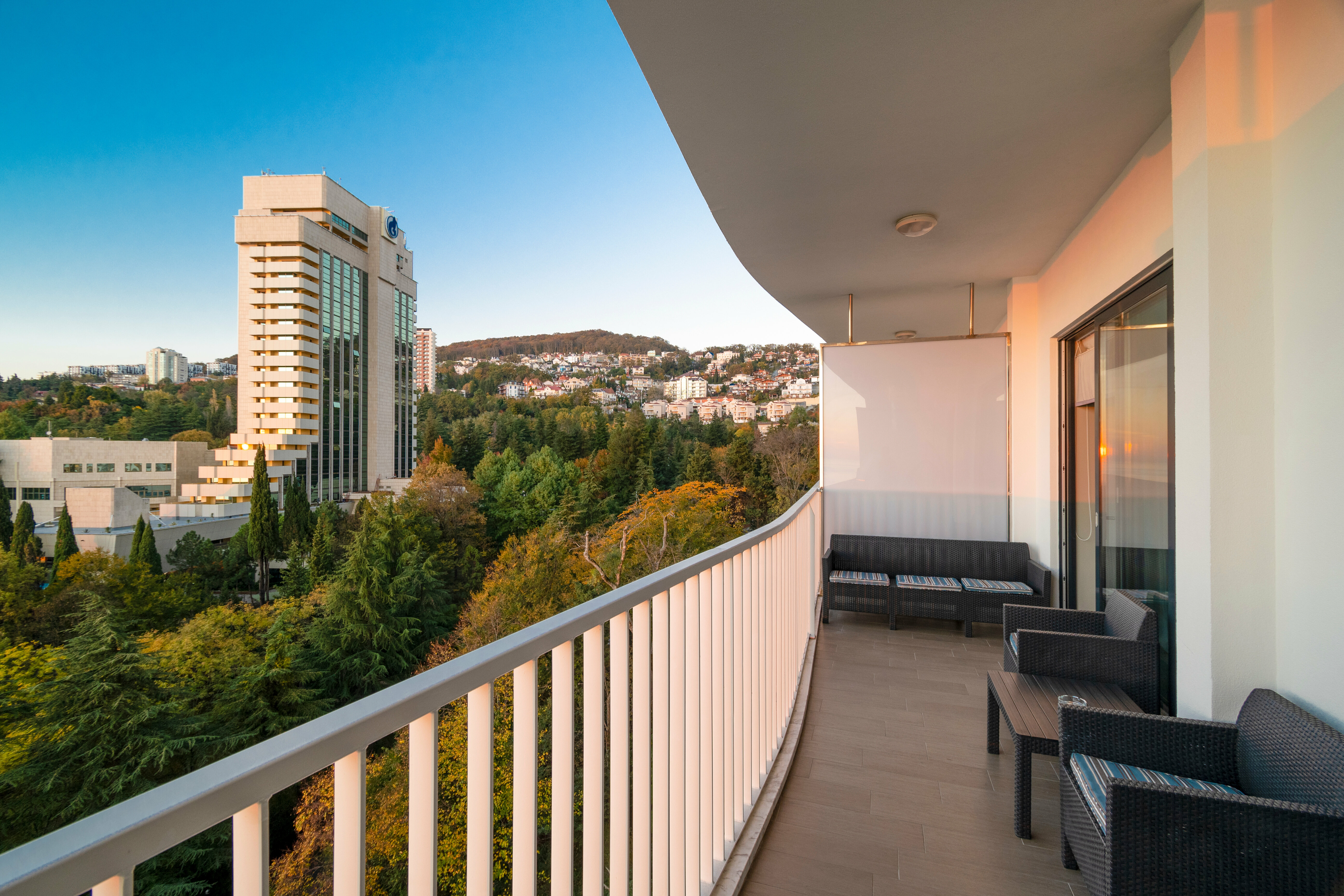 Семейный номер с боковым видом на море