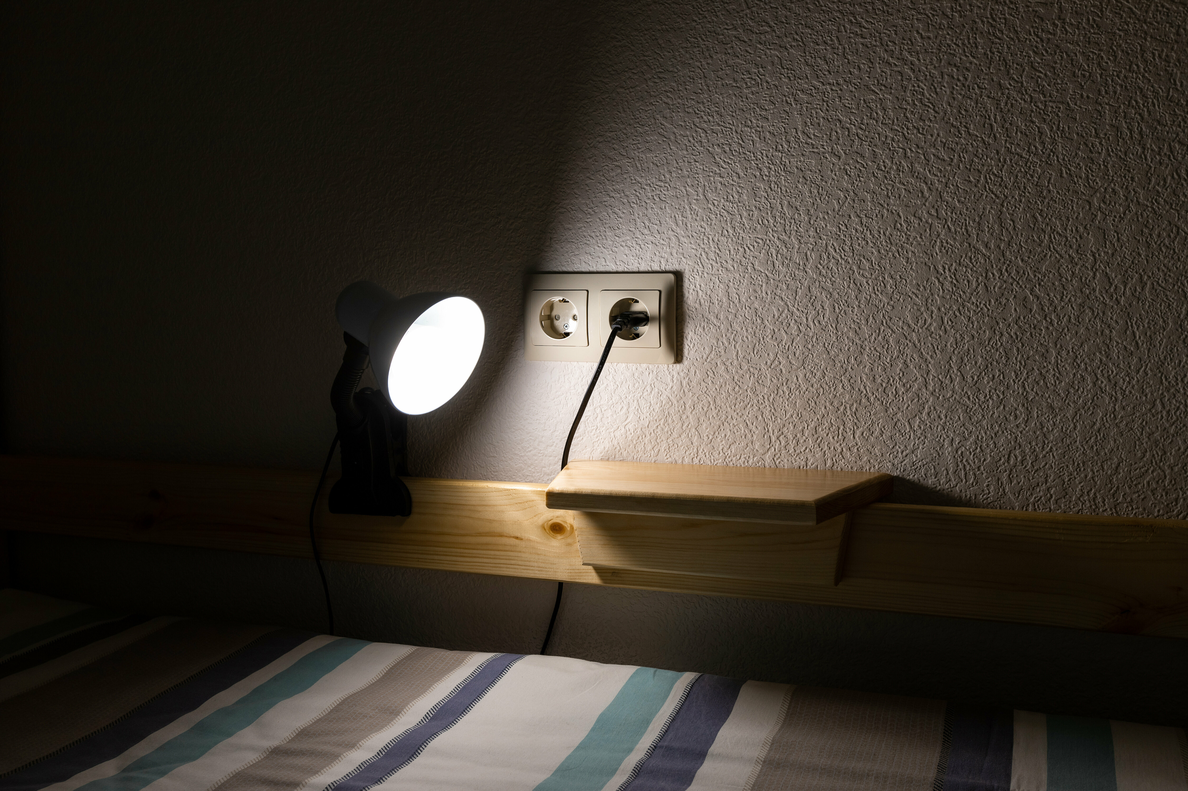 Спальное место на двухъярусной кровати в общем номере для женщин