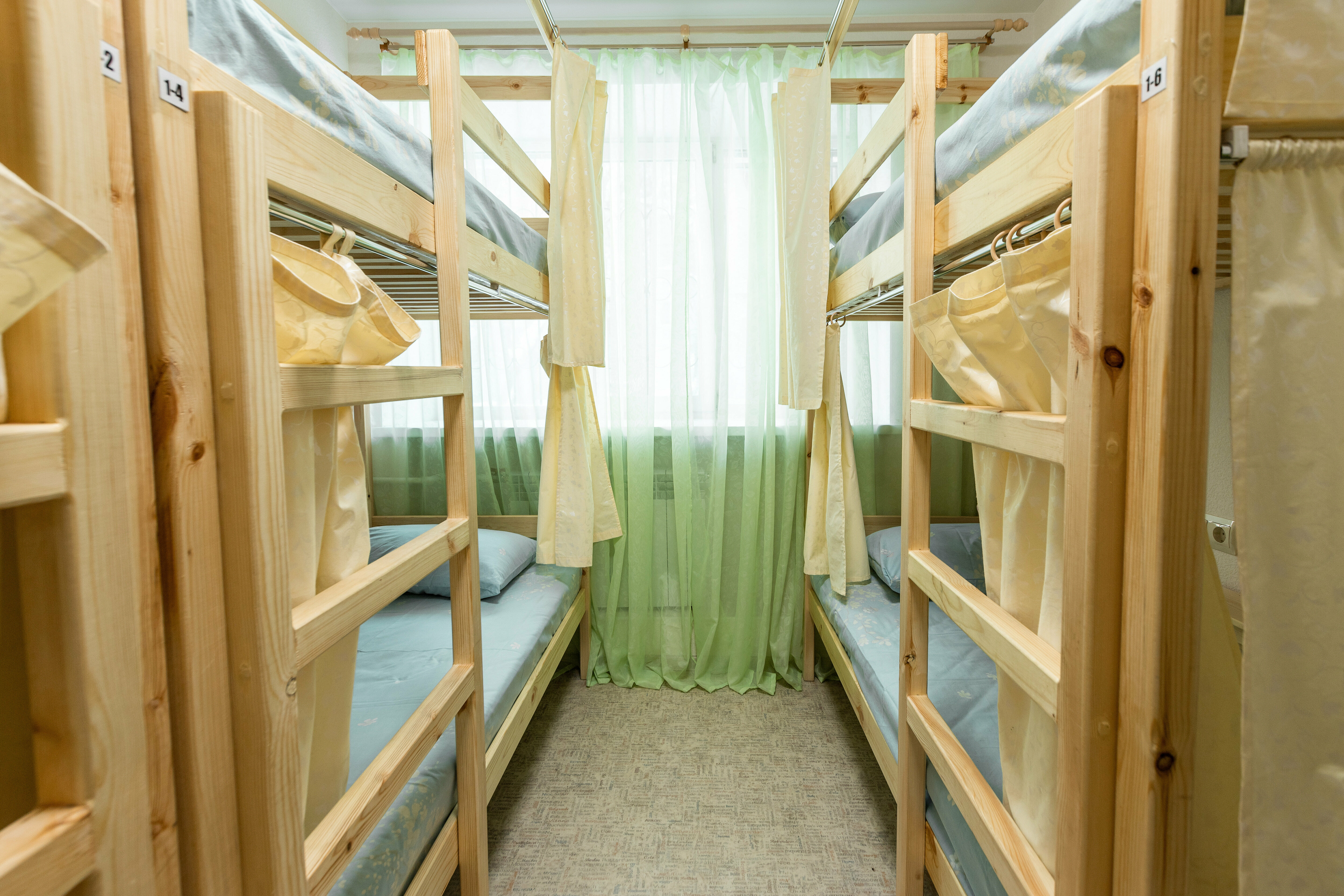 Кровать в общем номере для мужчин с 4 кроватями