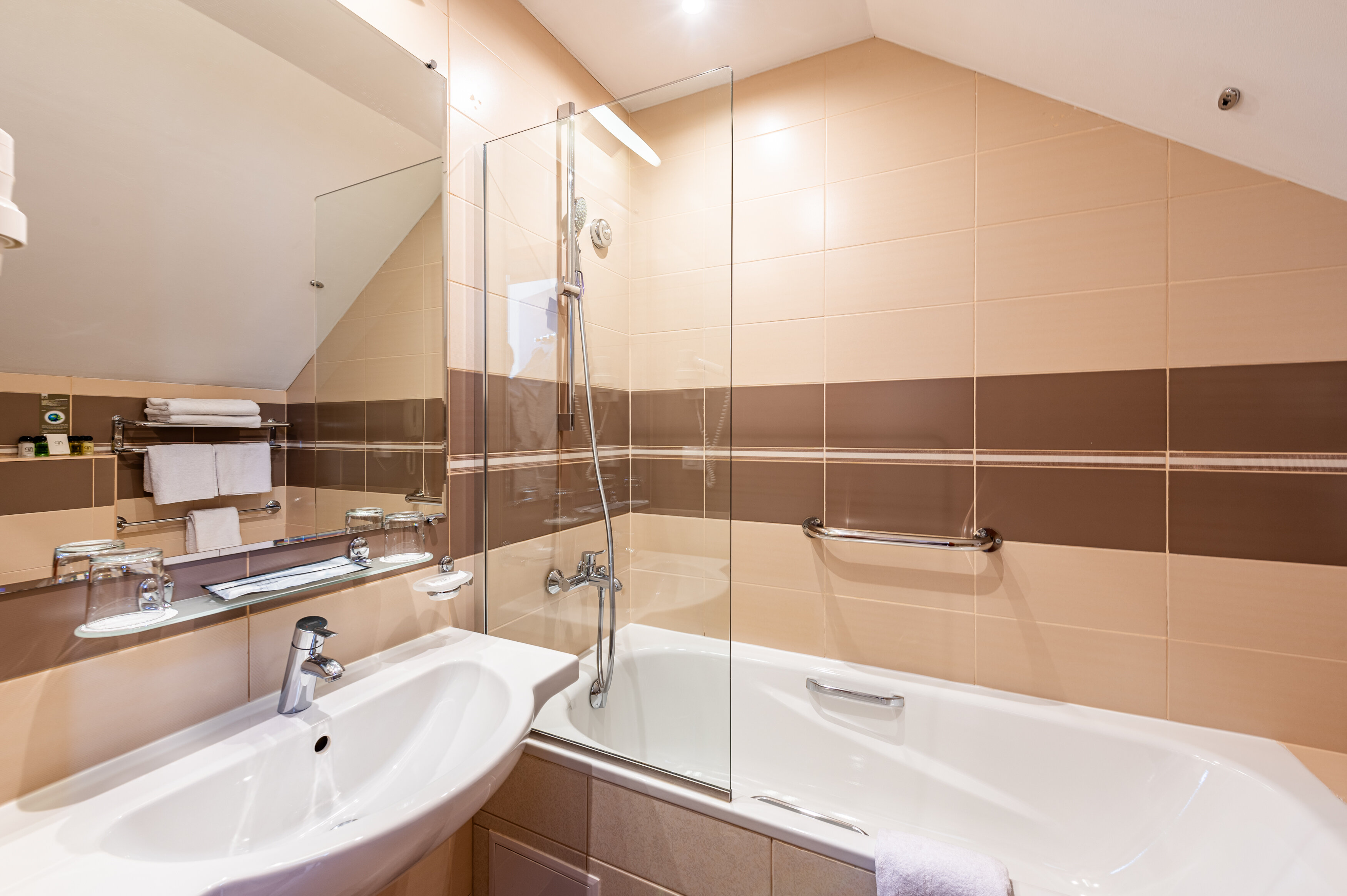 Стандарт Плюс мансардный с двуспальной кроватью