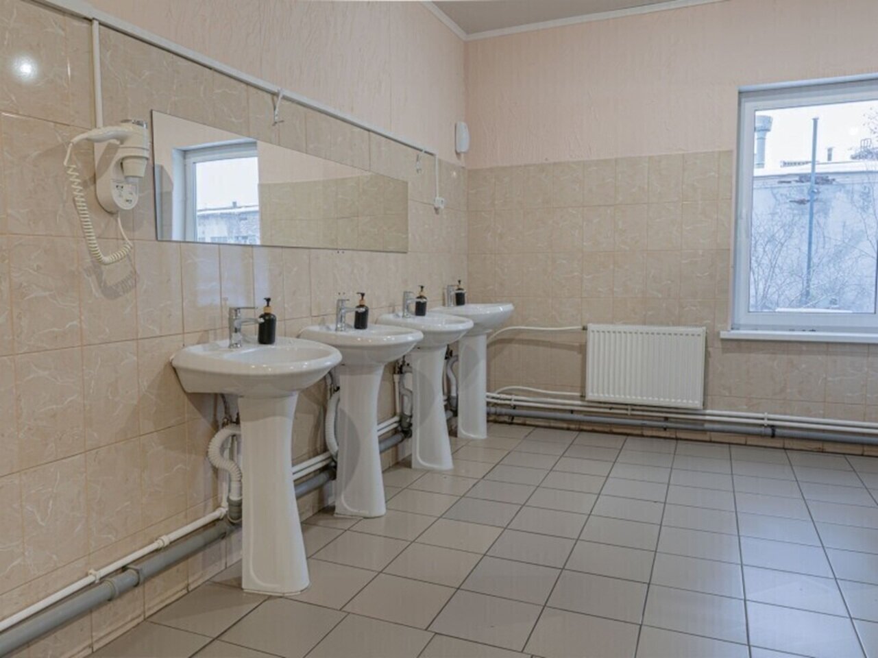 Односпальная кровать в общем номере для женщин