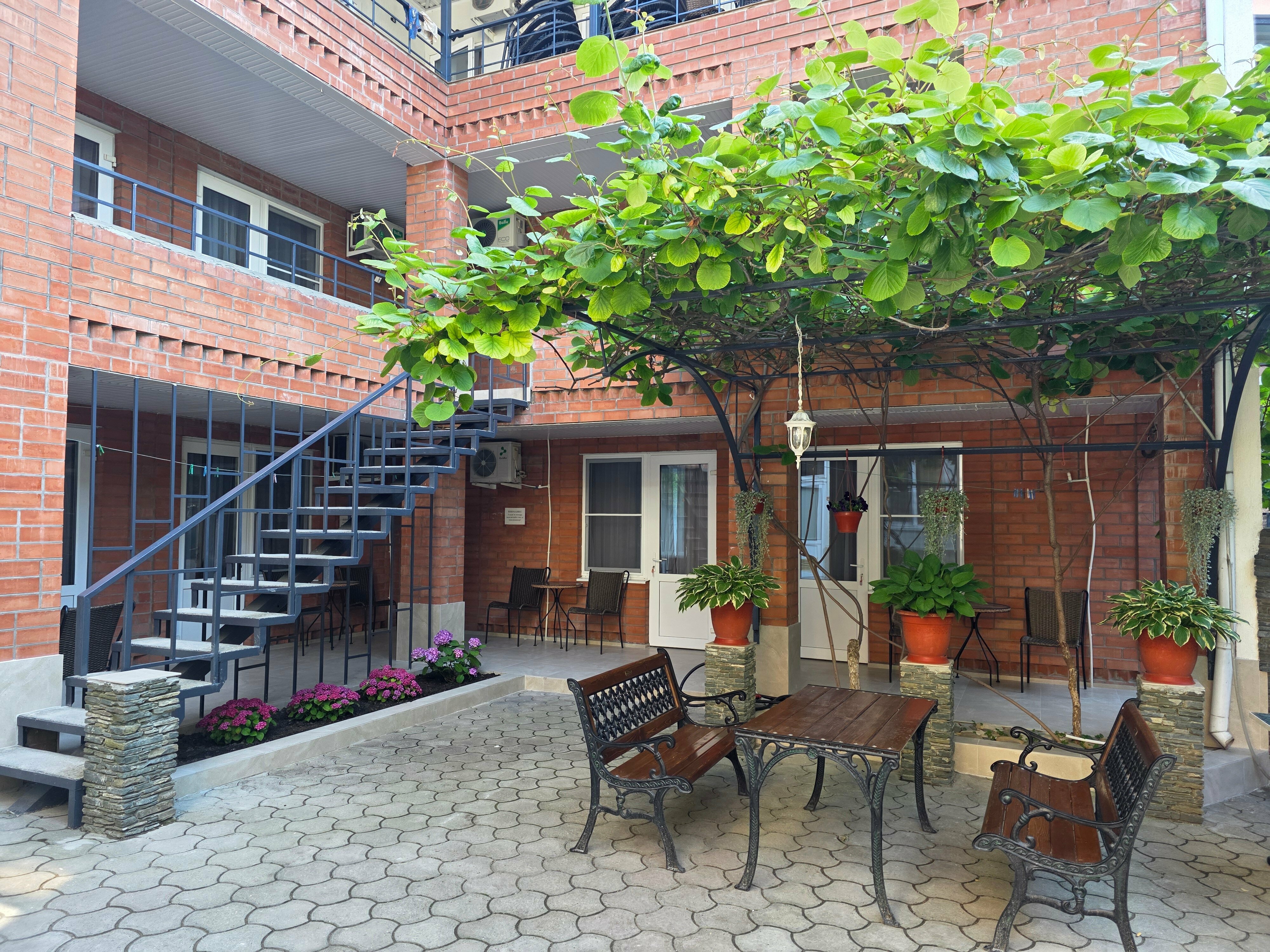 «ПАЛЬМА» ТРЕХМЕСТНЫЙ КОМФОРТНЫЙ  НОМЕР С ДВУМЕСТНОЙ КРОВАТЬЮ, ОДНОМЕСТНЫМ ДИВАНОМ