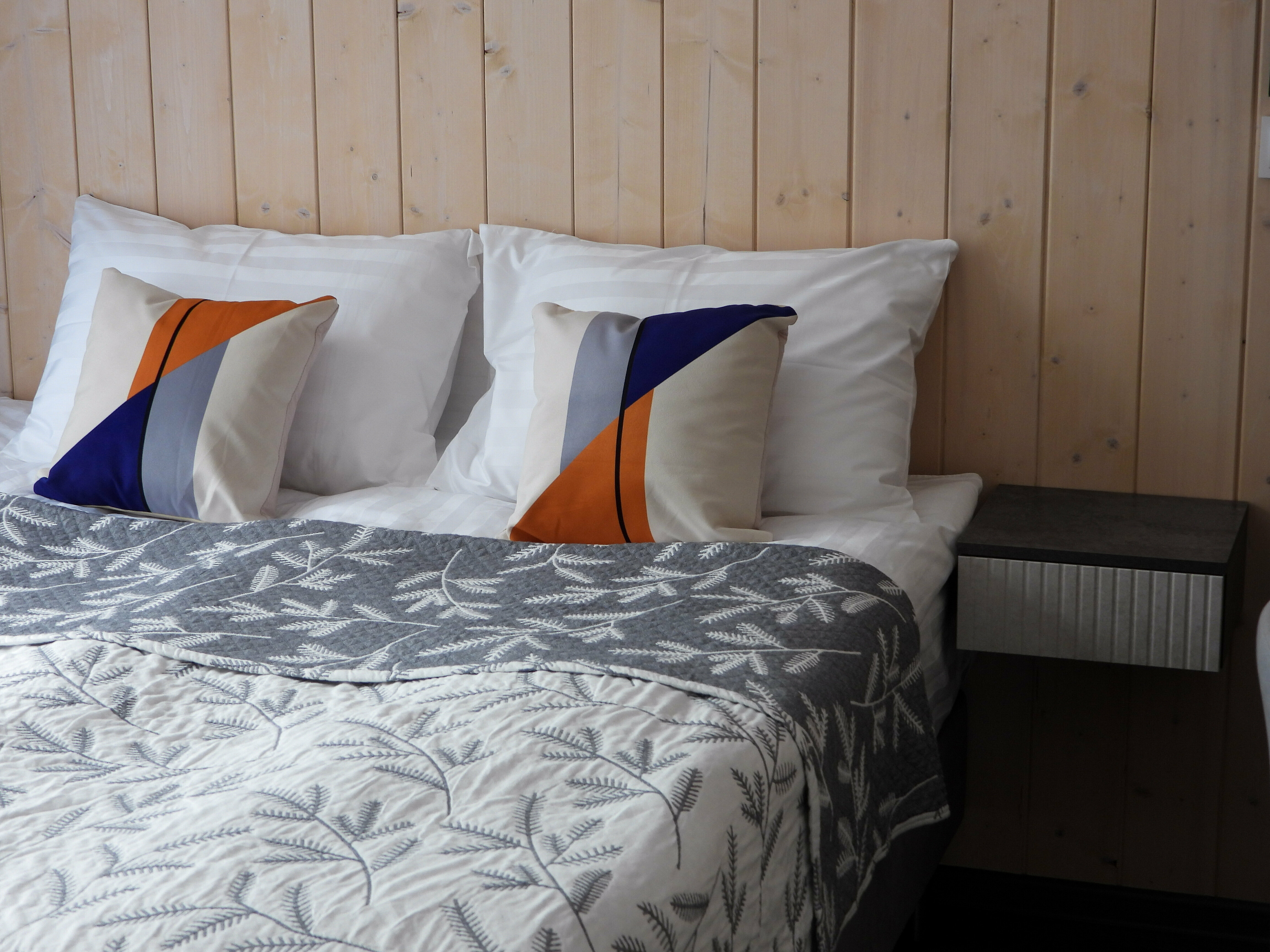 Домик у пруда