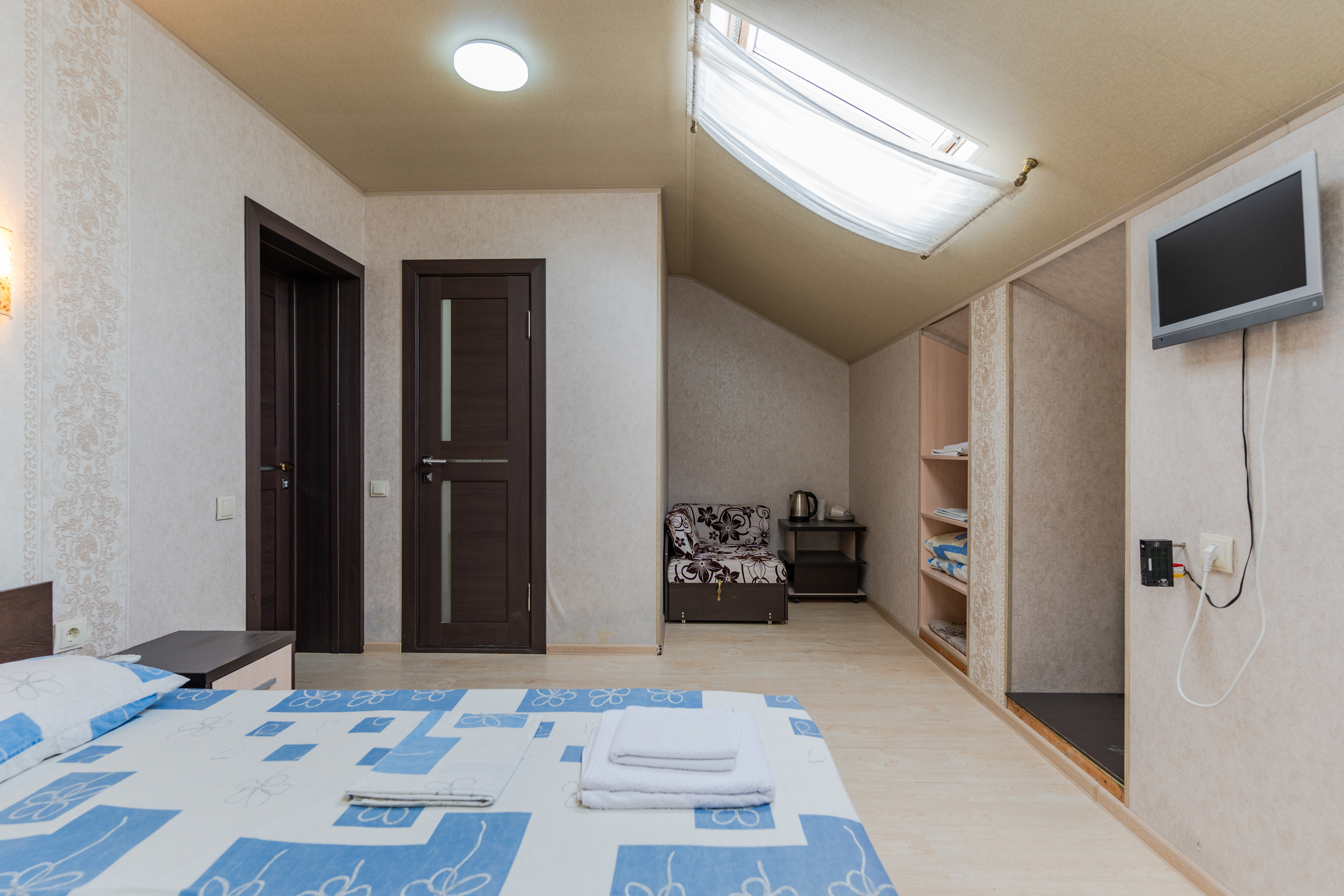 Трехместный номер «Комфорт» с душем