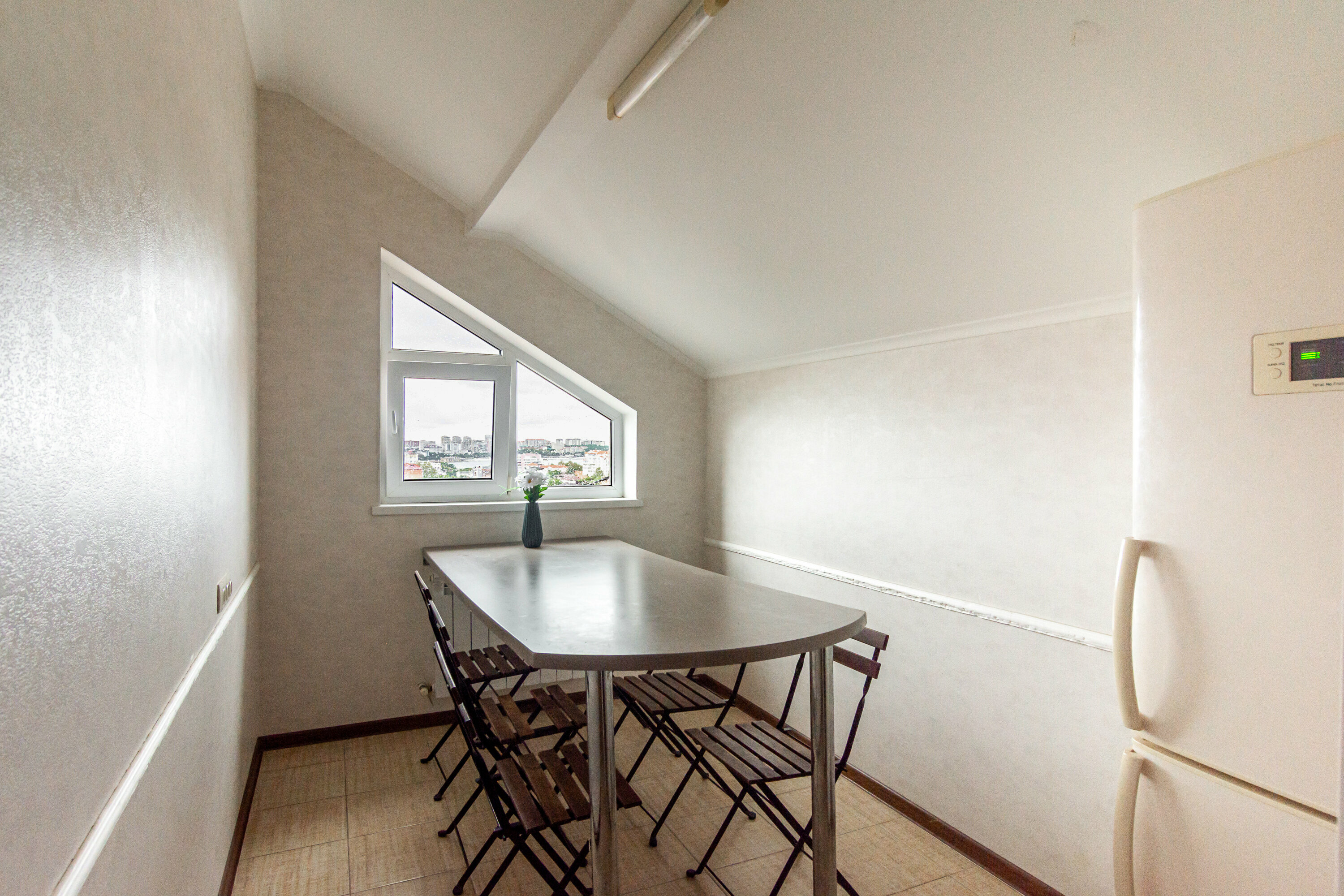 Двухместный номер эконом с видом на море и санузлом на 2 номера, на этаже.