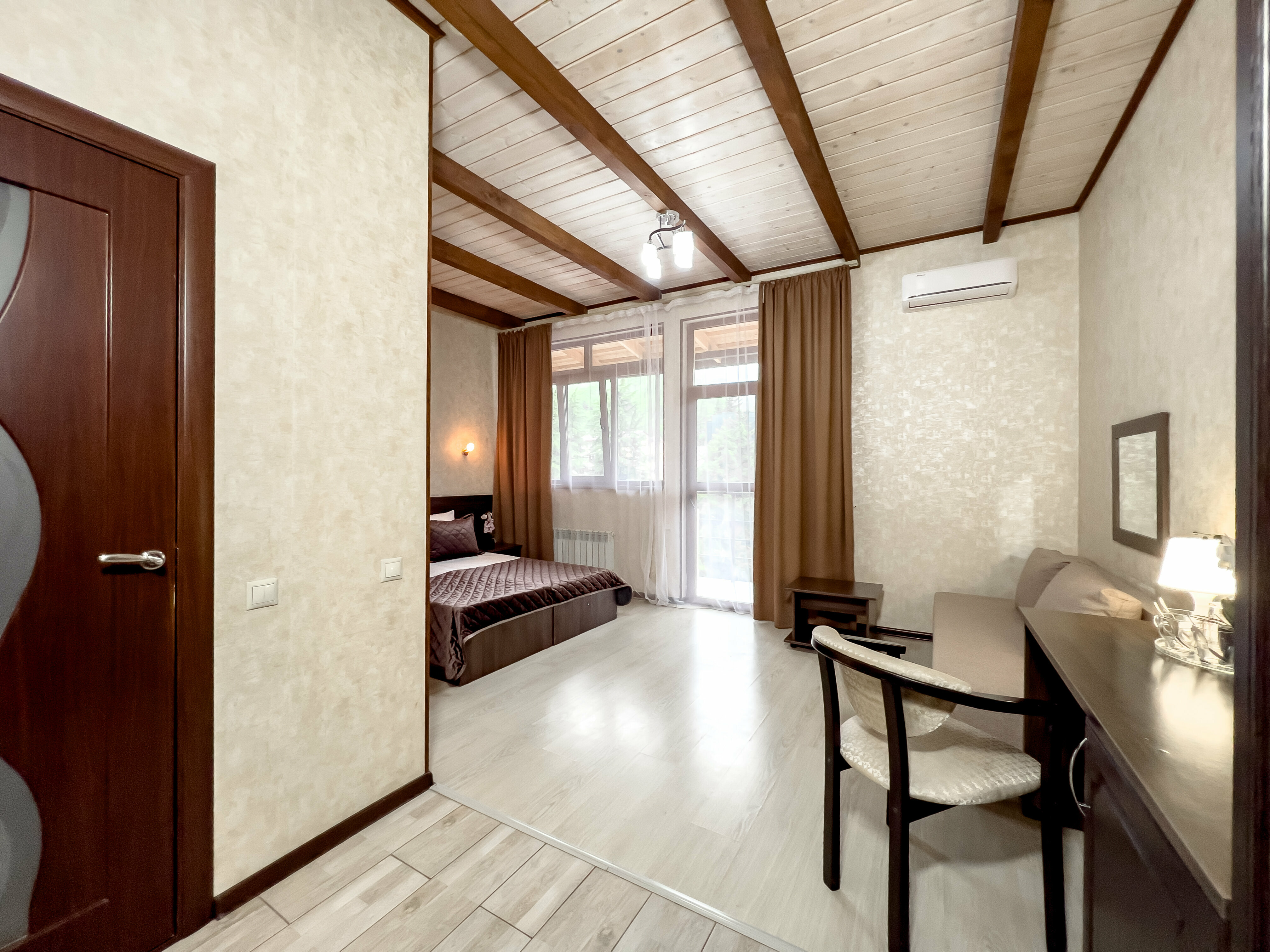 ДЕЛЮКС с балконом и видом на горы