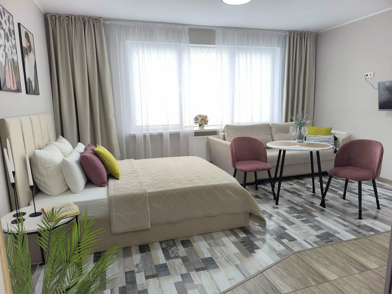 Номер студия с кроватью размера "king-size" и диван кроватью