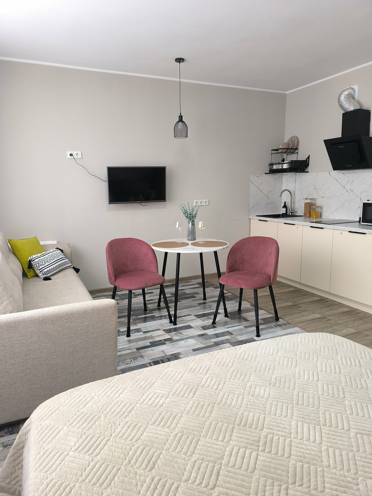 Номер студия с кроватью размера "king-size" и диван кроватью