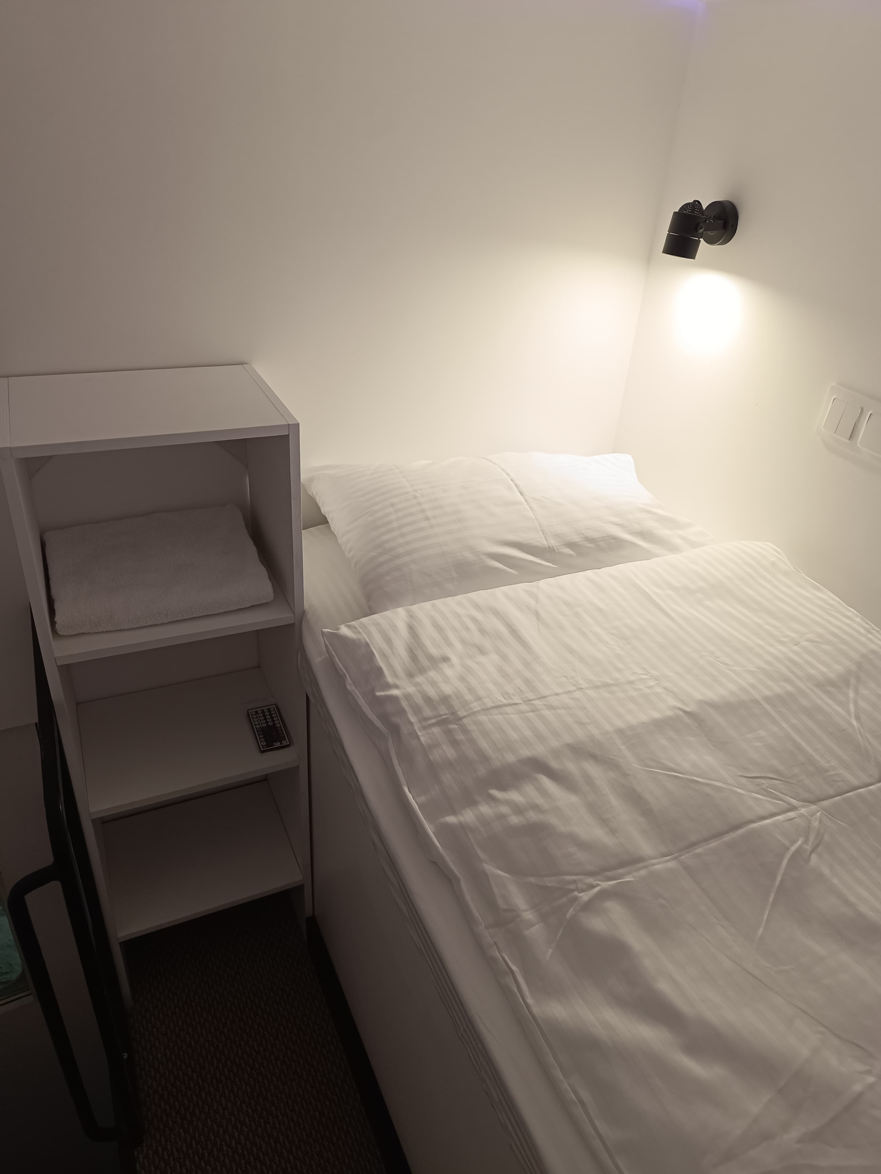 Улучшенный одноместный номер  - капсула верхний без окна