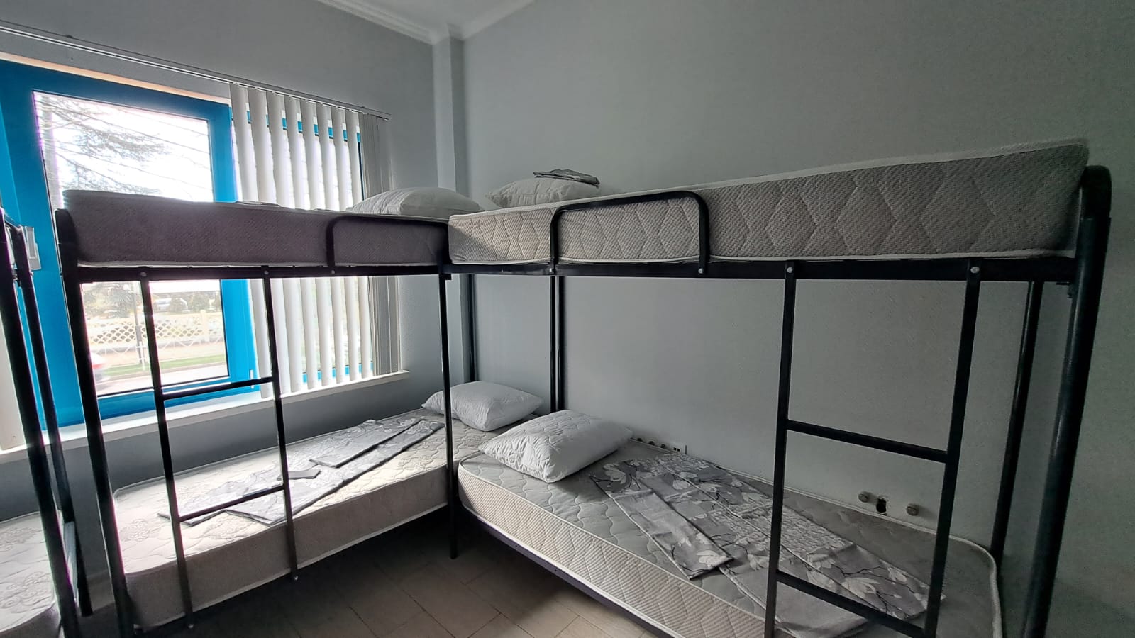 Спальное место на двухъярусной кровати в общем номере для мужчин