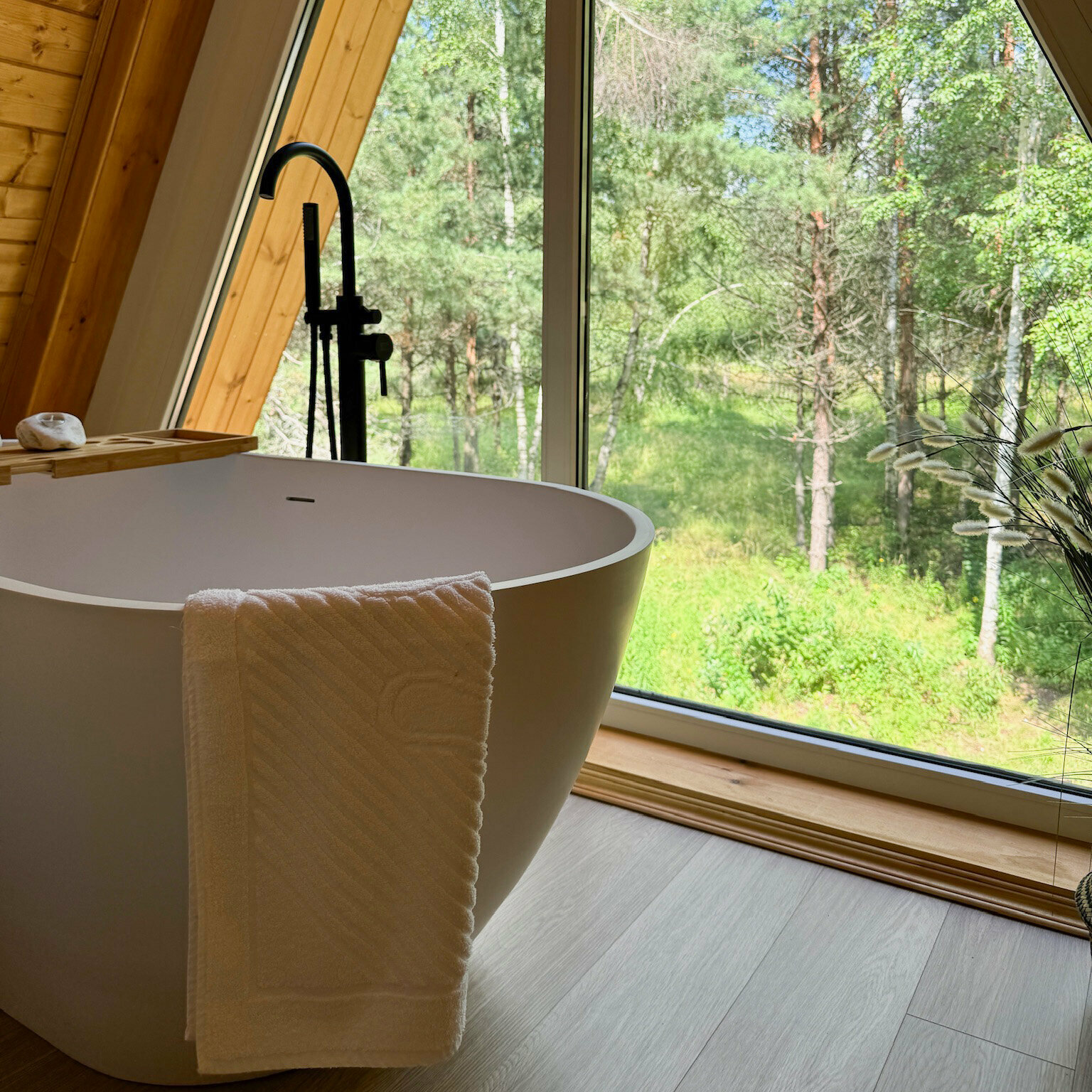 Большой треугольный дом c ванной