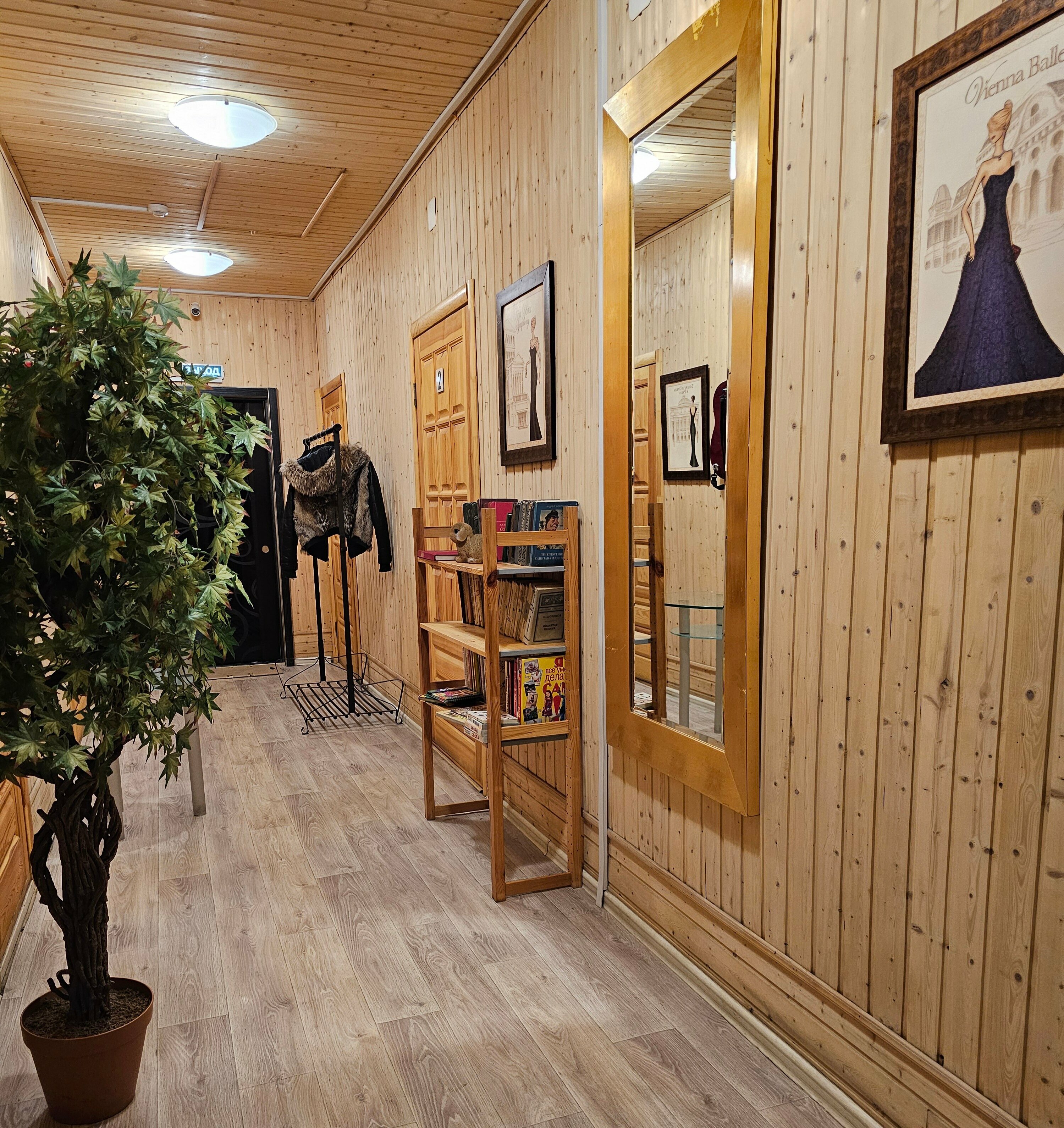 Стандартный двухместный номер с 2 отдельными кроватями и общей ванной комнатой