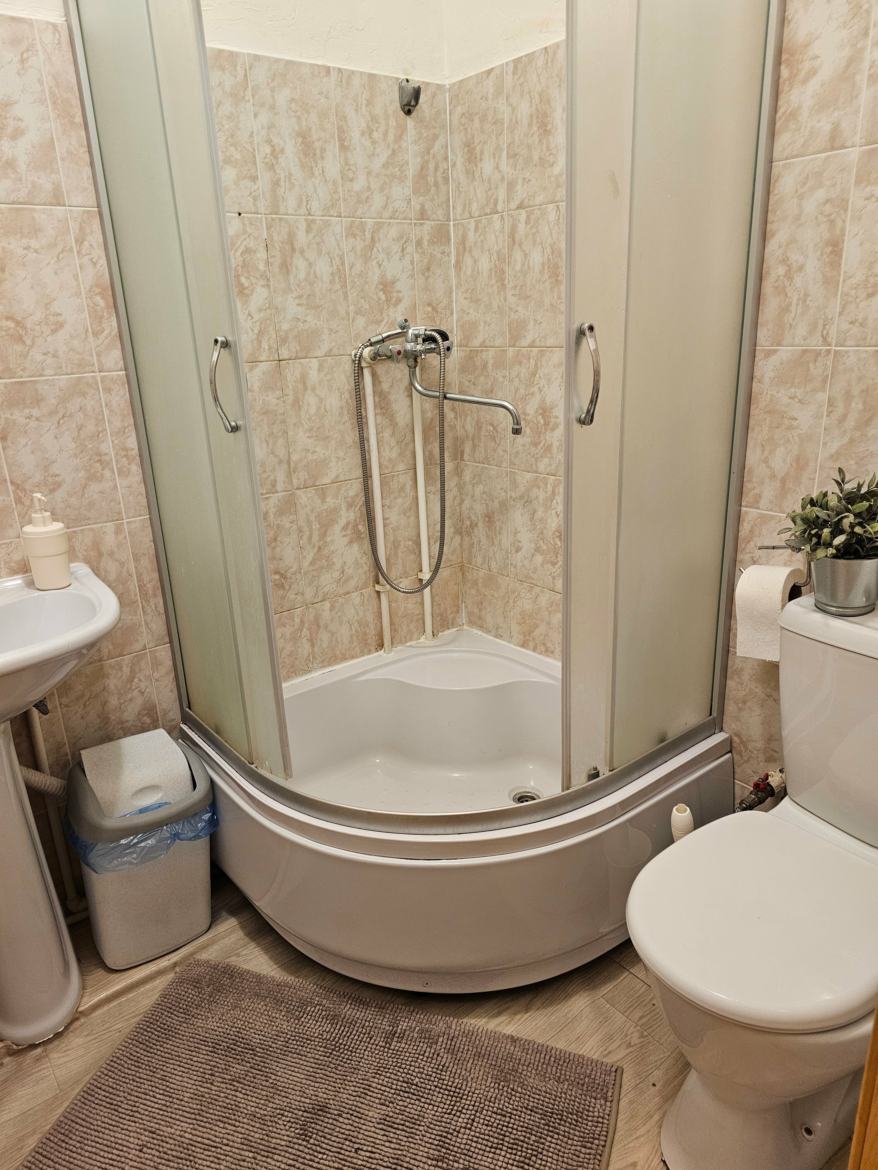 Трехместный номер с общей ванной комнатой