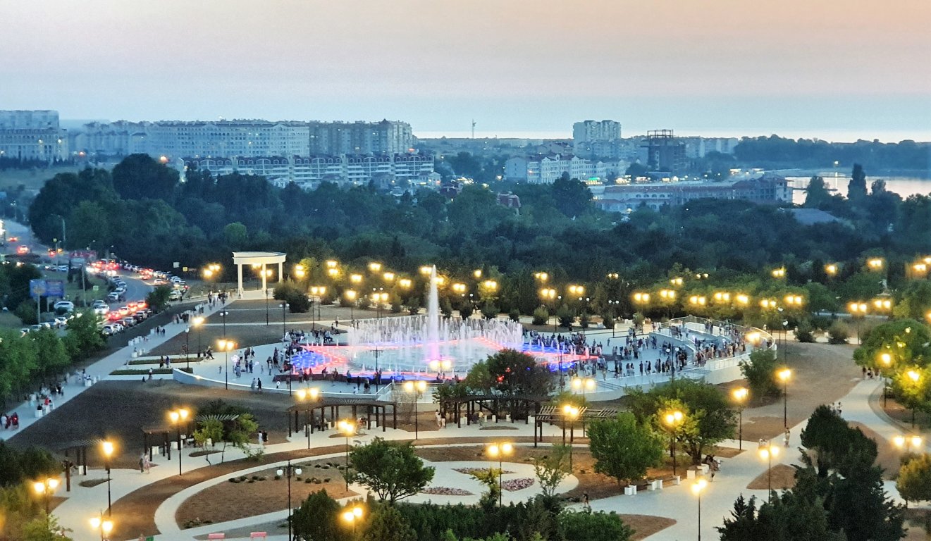 Номер с видом на море , парк и фонтан Победы