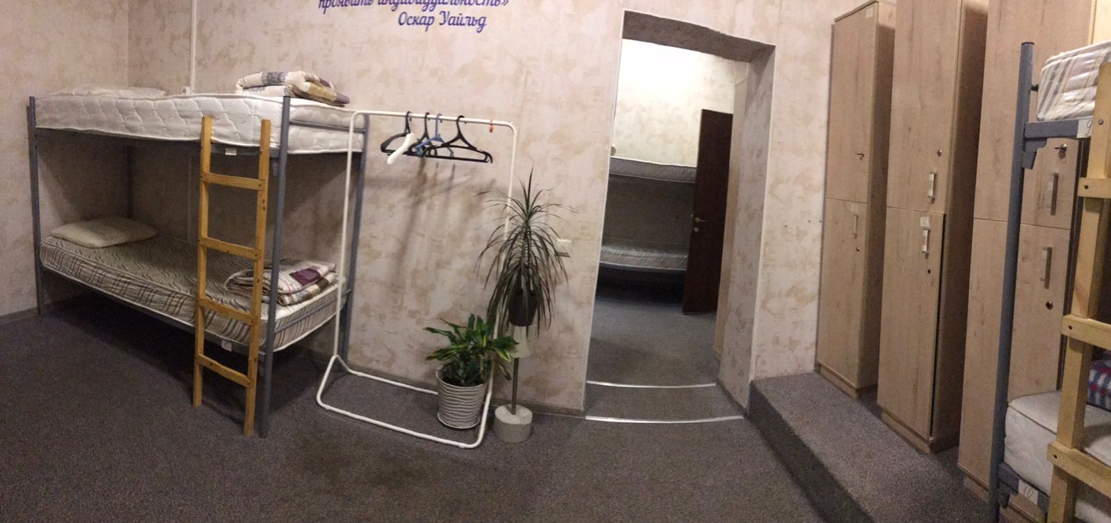 Спальное место на двухъярусной кровати в общем номере для мужчин
