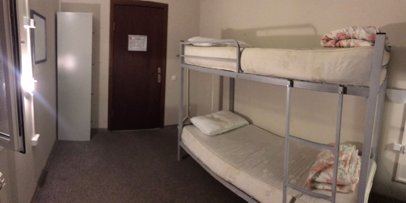 Спальное место на двухъярусной кровати в общем номере для мужчин