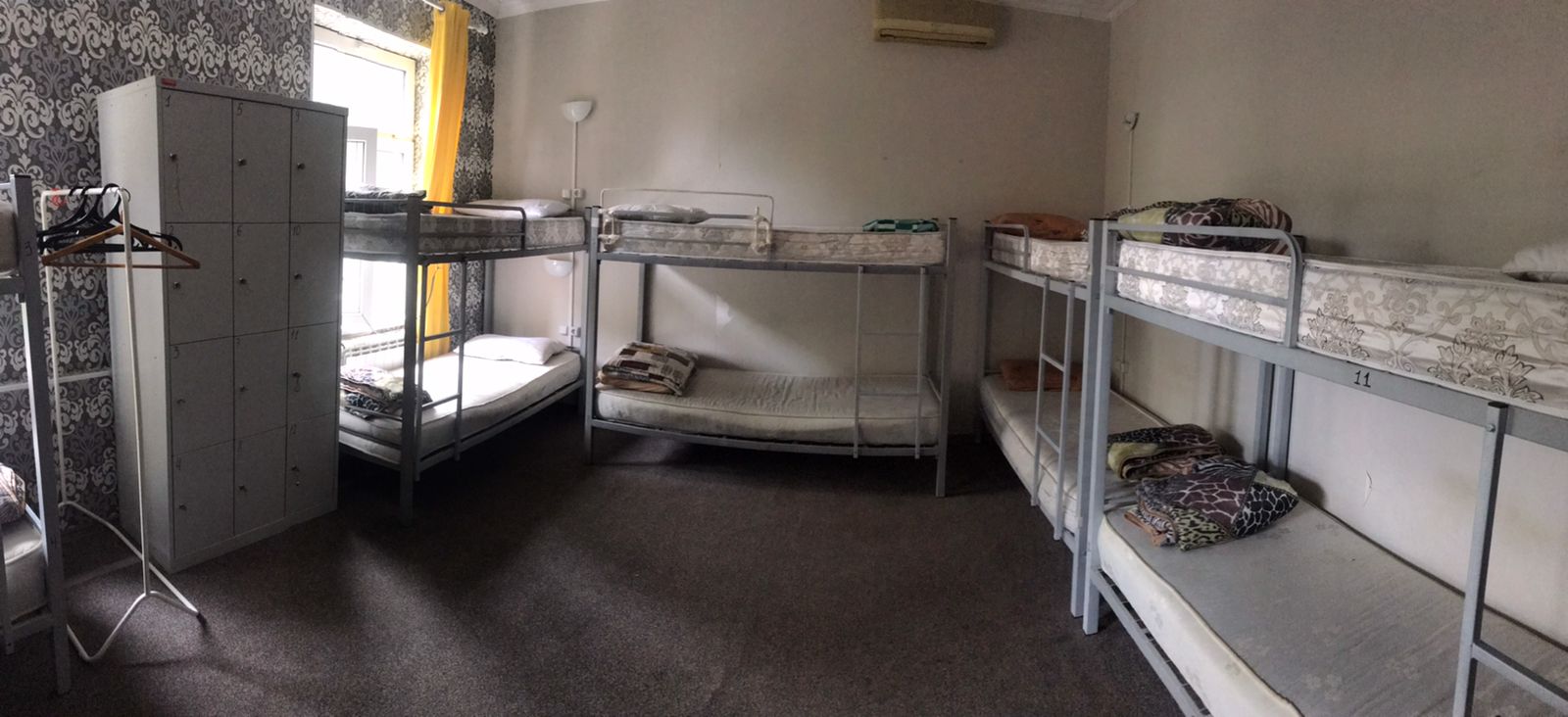 Спальное место на двухъярусной кровати в общем номере для мужчин