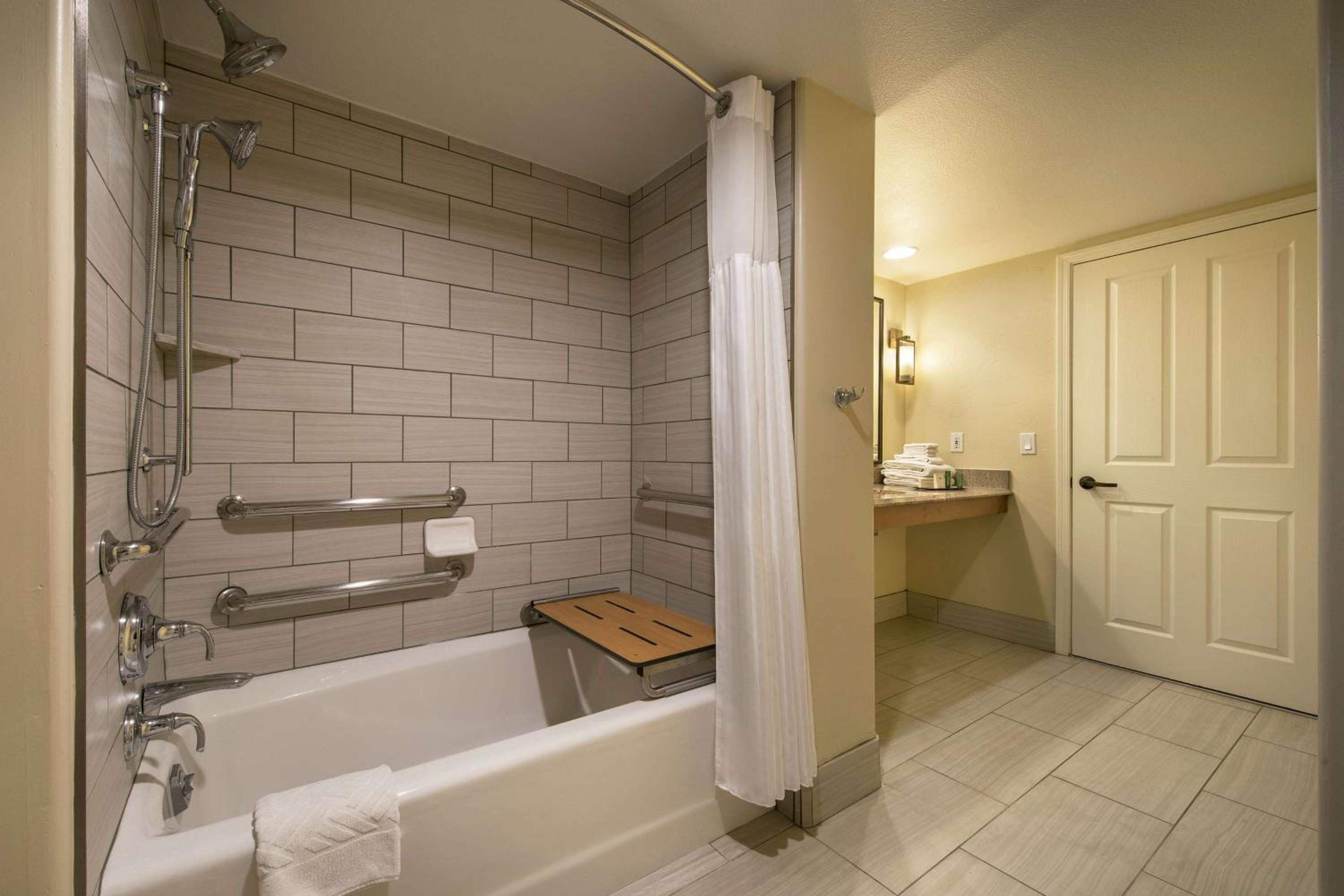 Double Queen Room with Hearing Accessible Tub - Red Rock View