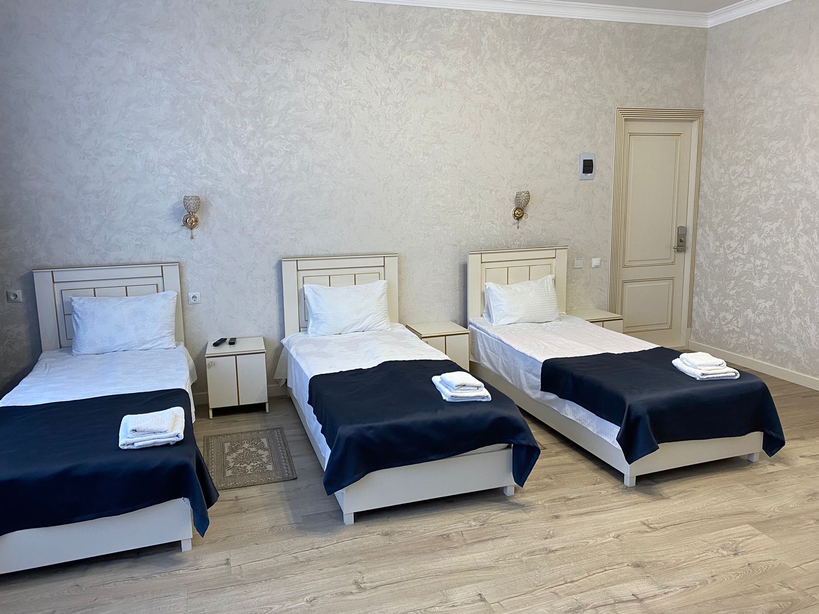 Трехместный номер с собственной ванной комнатой