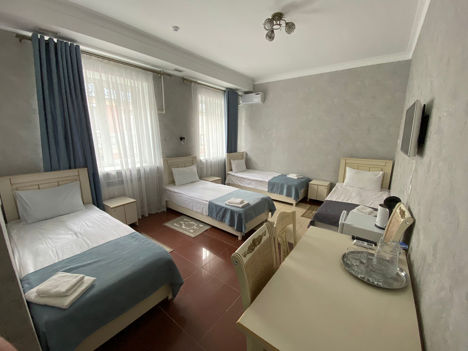 Четырехместный номер с ванной комнатой