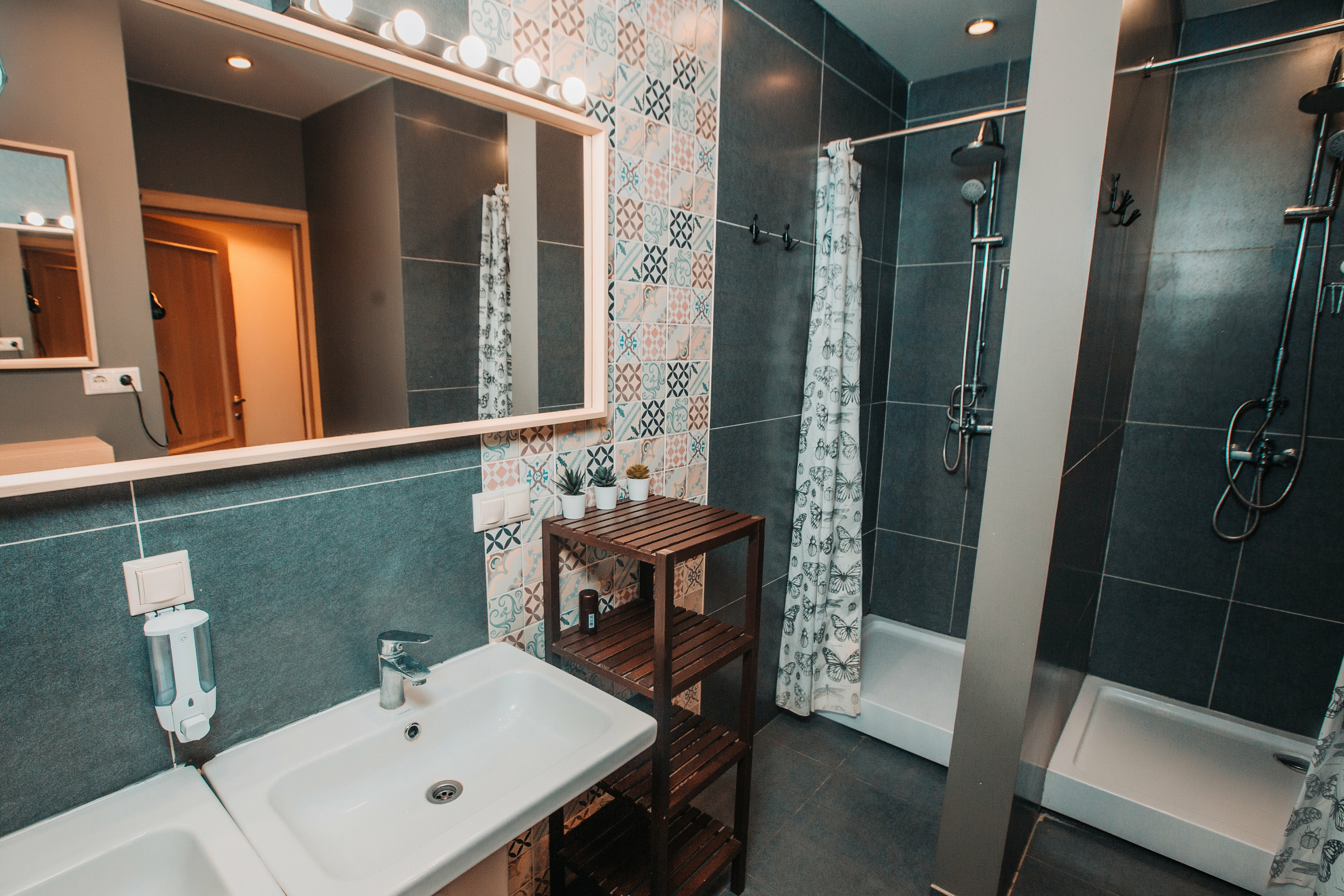 Спальное место на двухъярусной кровати в общем номере для мужчин и женщин