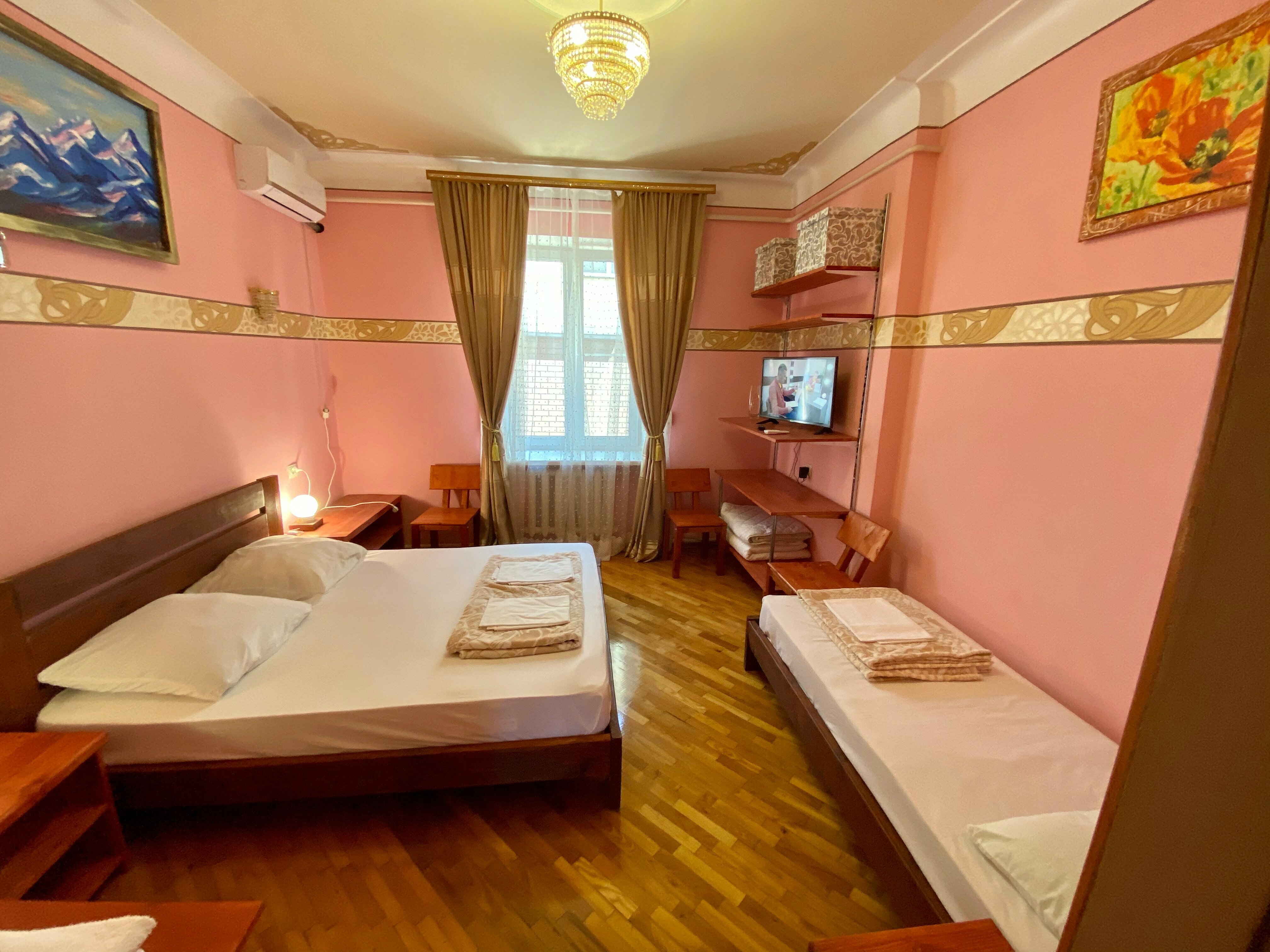 Трехместный номер с общей ванной комнатой