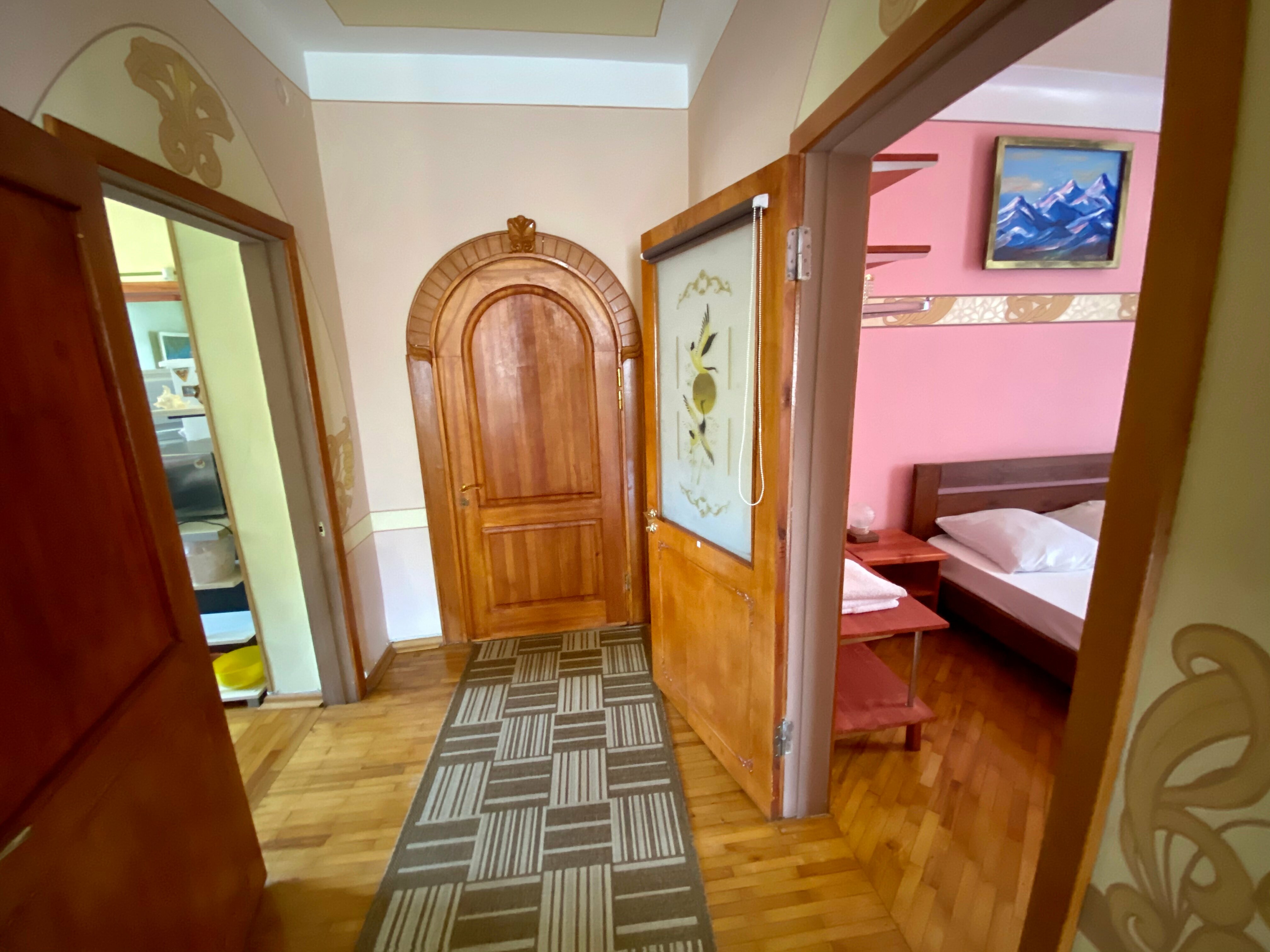 Трехместный номер с общей ванной комнатой