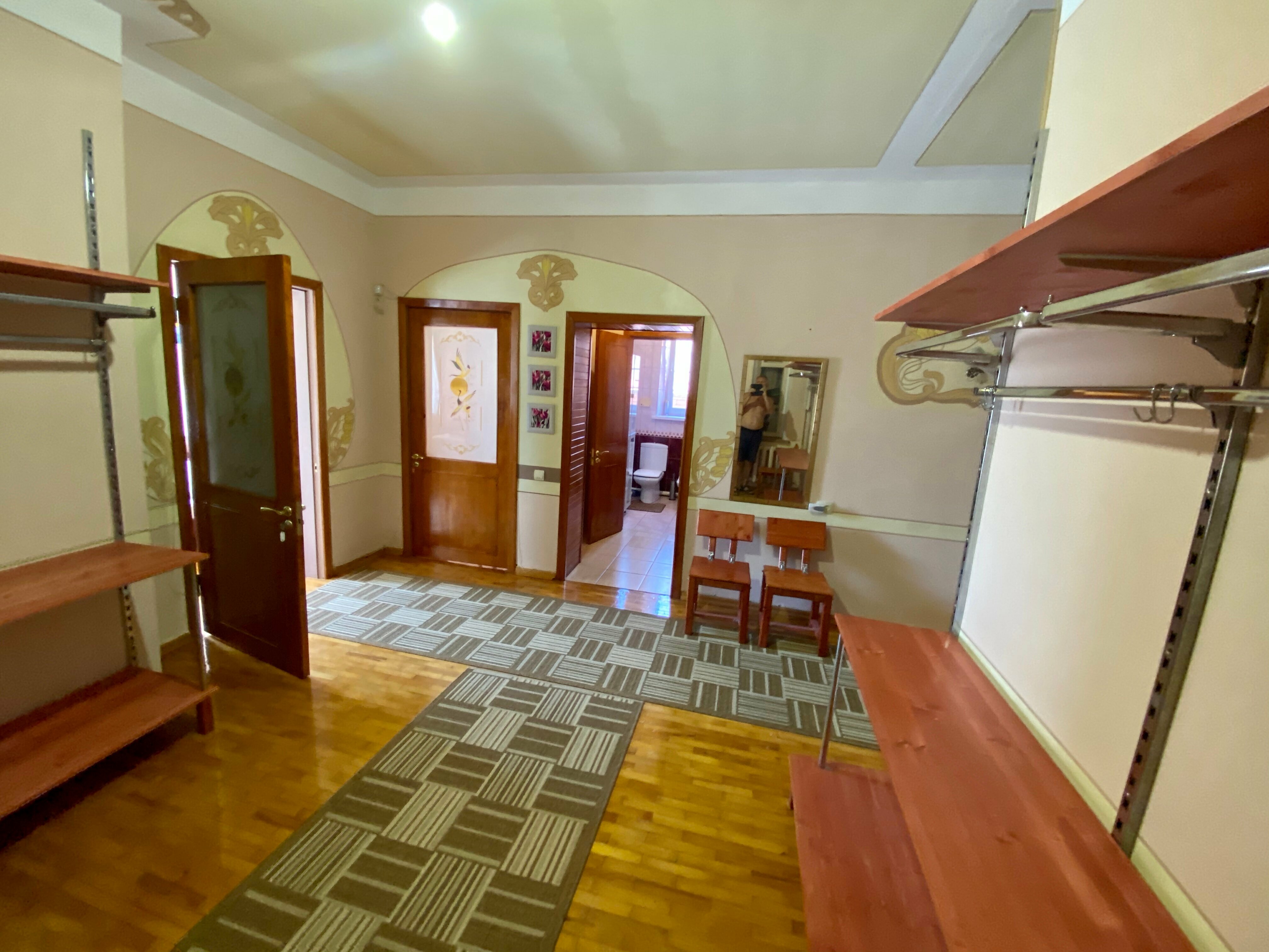 Трехместный номер с общей ванной комнатой