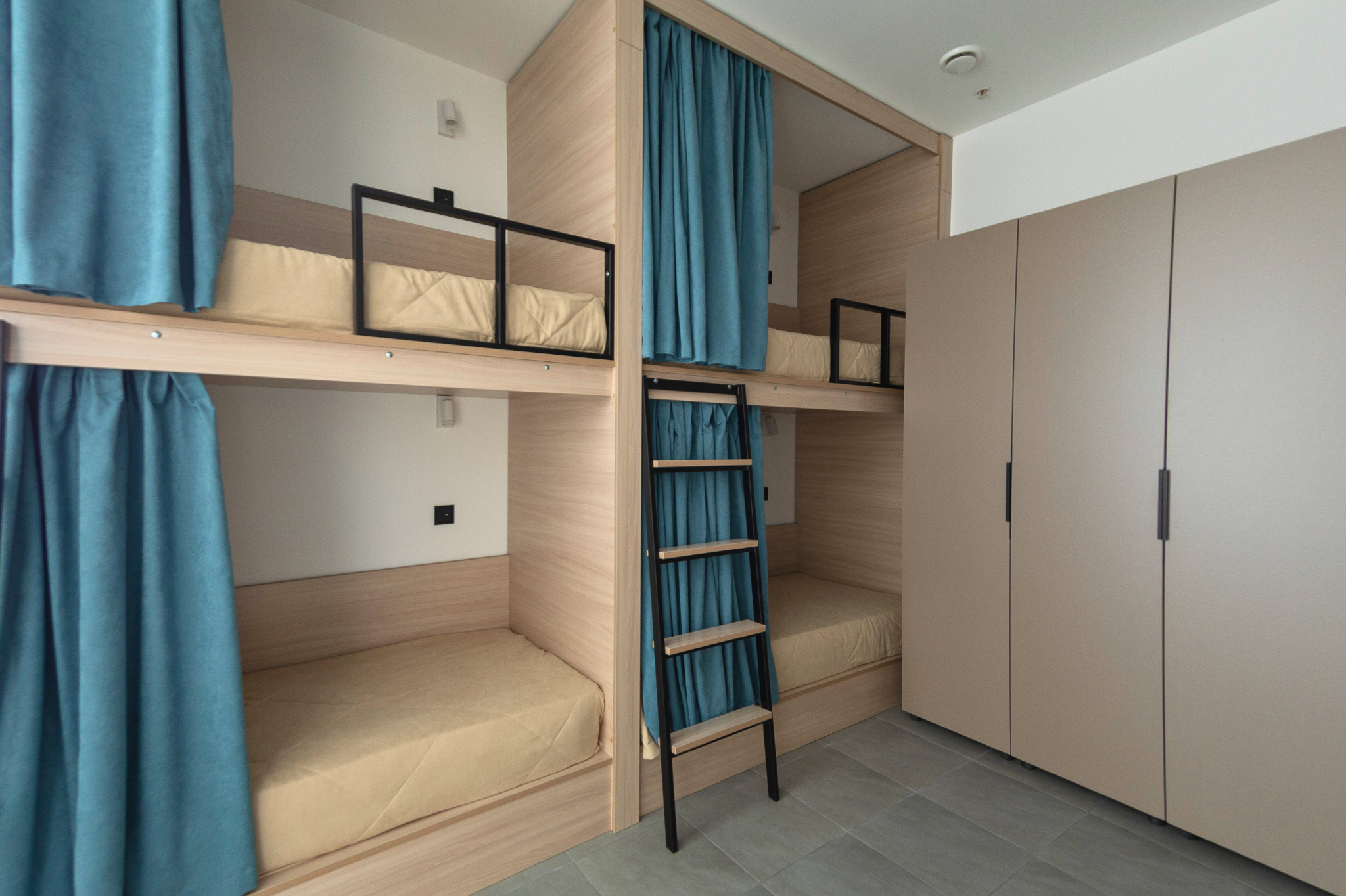 Спальное место на двухъярусной кровати в общем номере для женщин