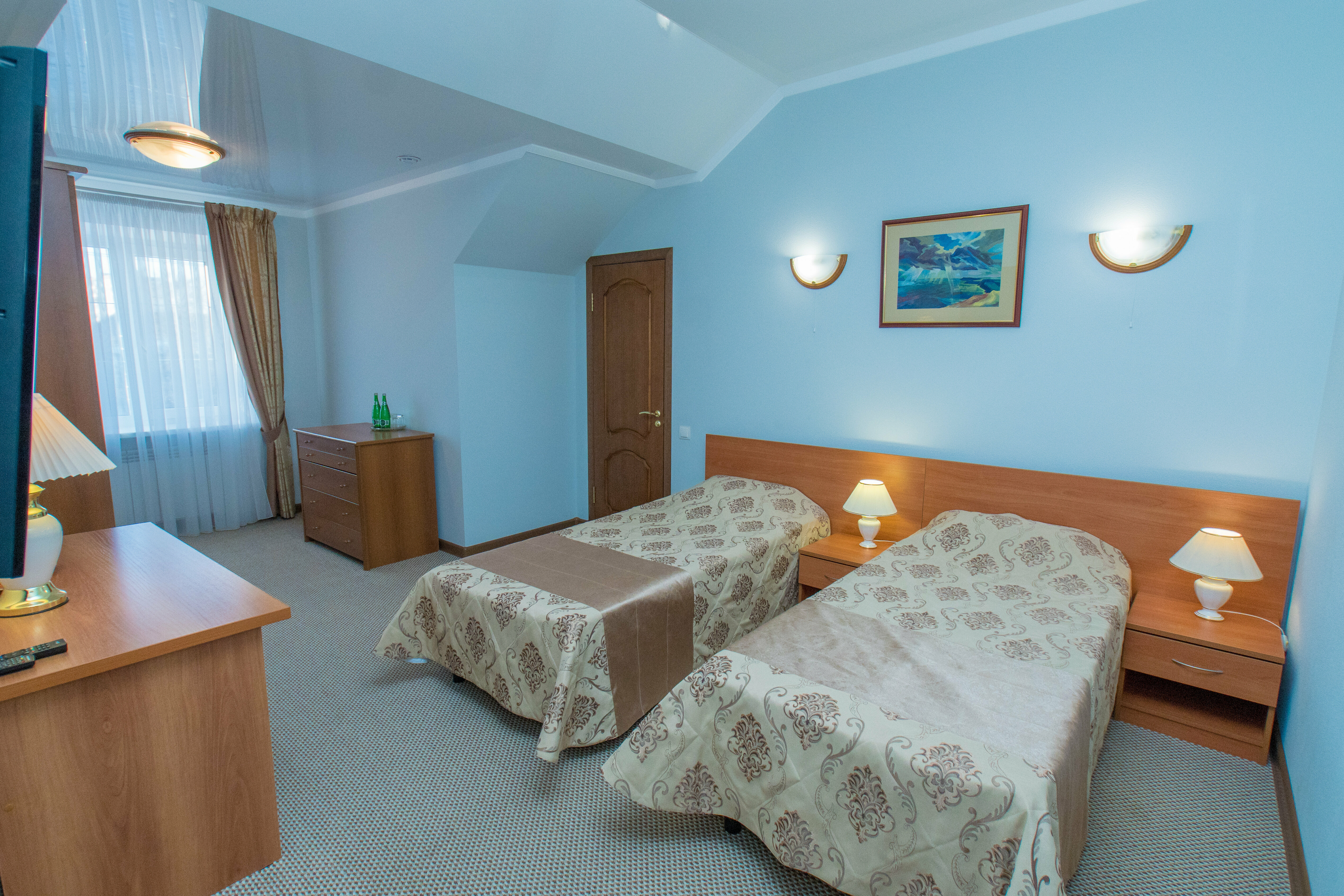 Просторный двухместный номер с 2 отдельными кроватями