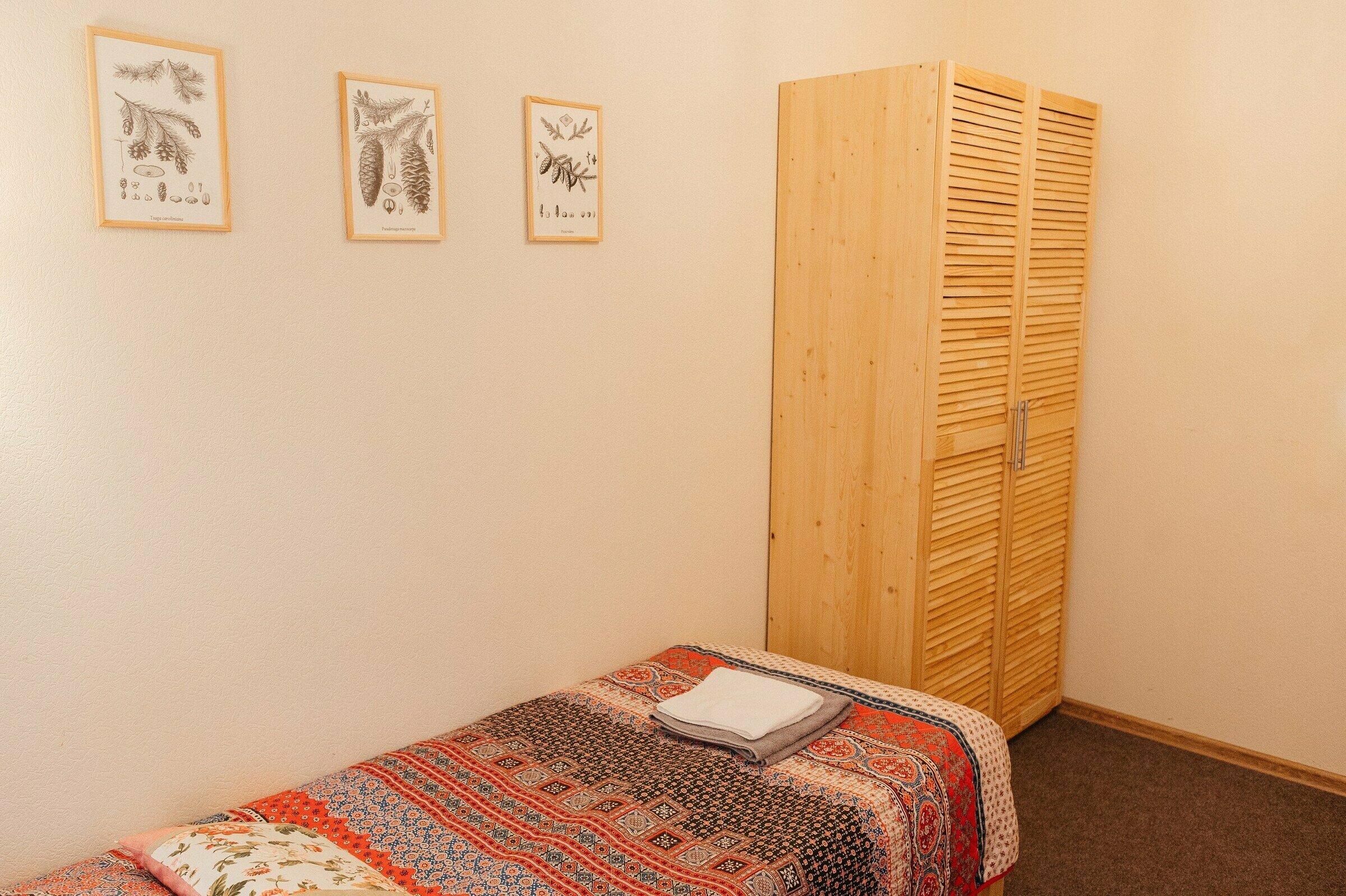 Двухместный номер с 2 отдельными кроватями и общей ванной комнатой