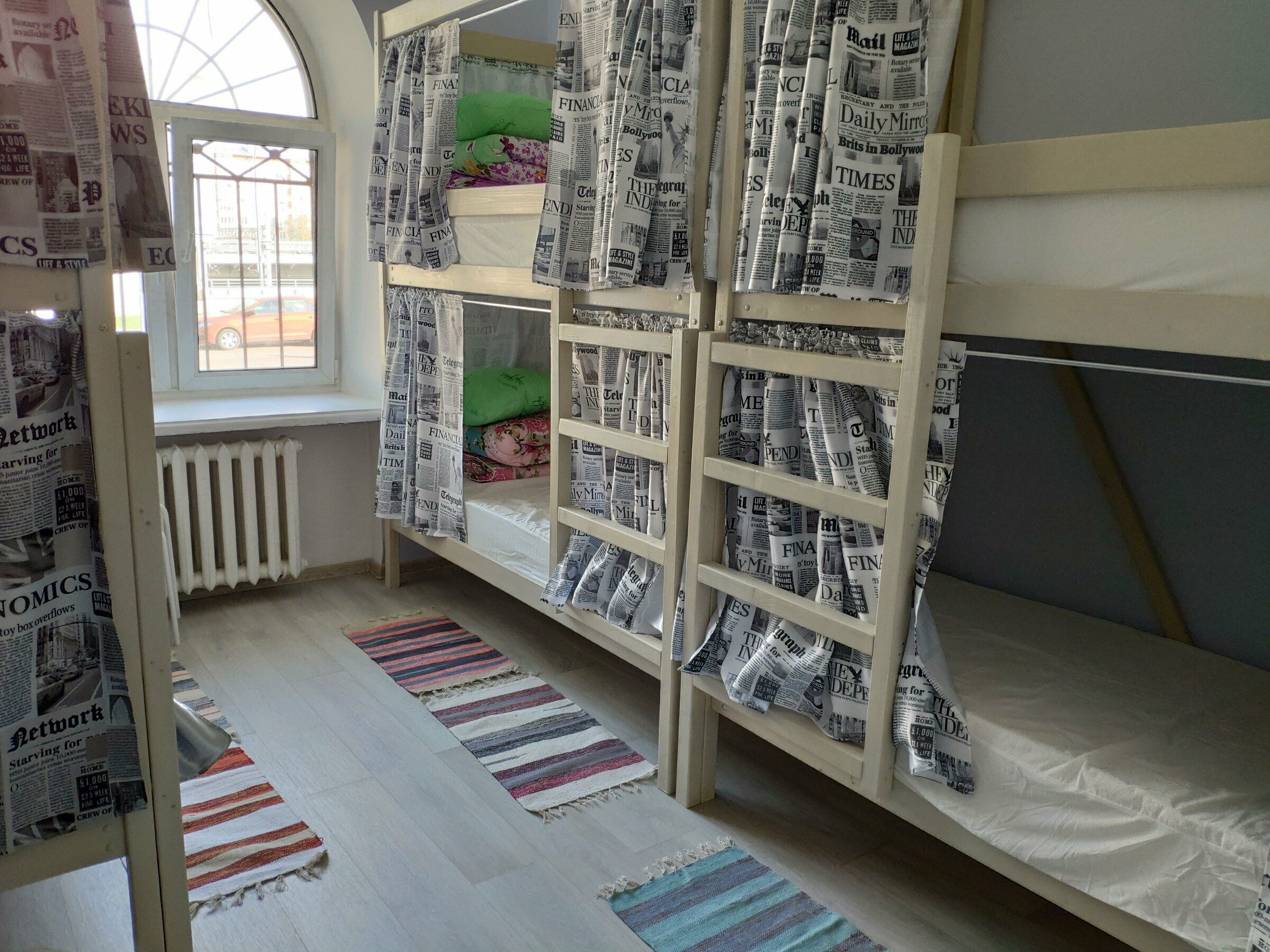 Спальное место на двухъярусной кровати в общем номере для женщин