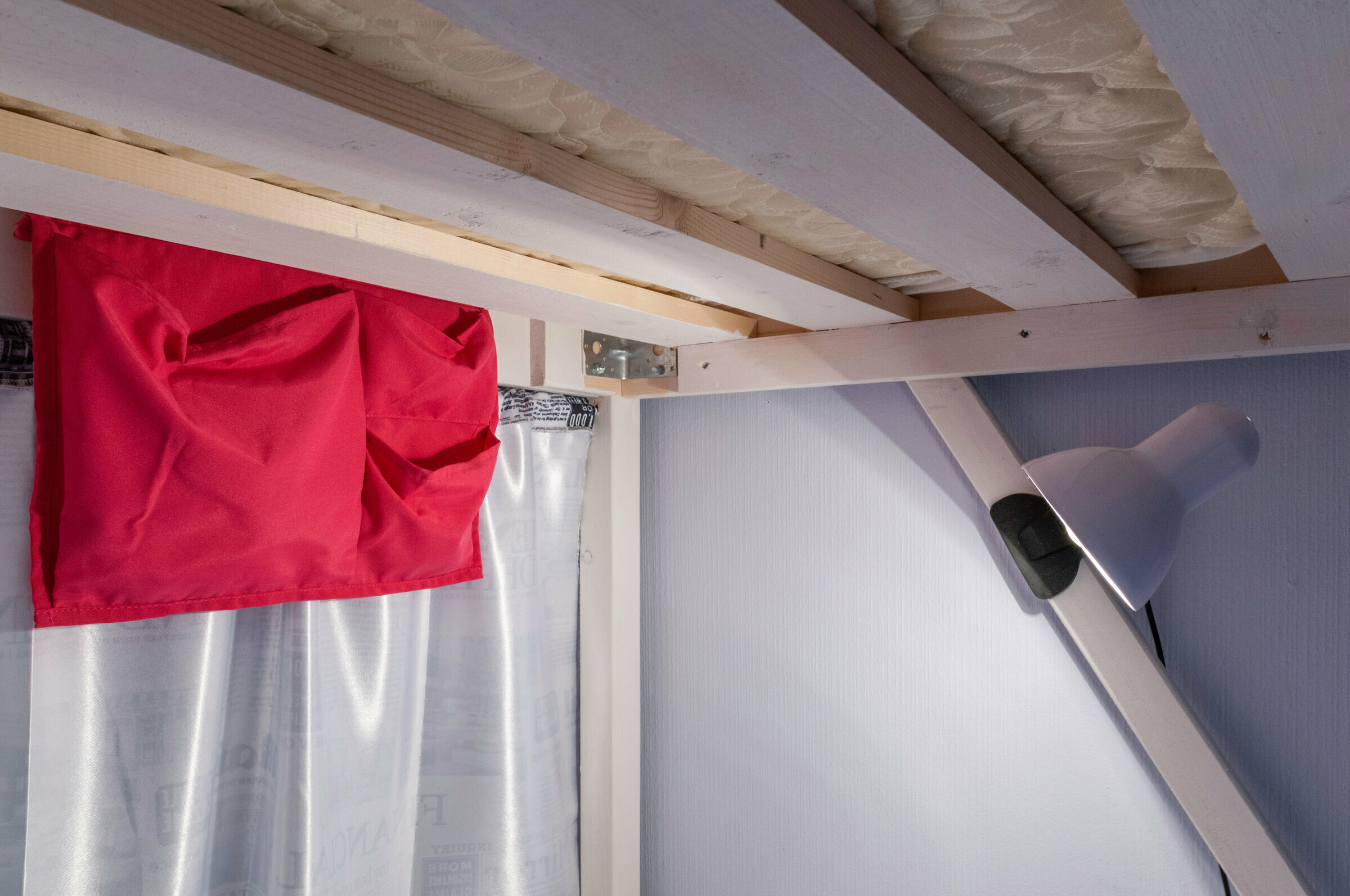 Спальное место на двухъярусной кровати в общем номере для женщин