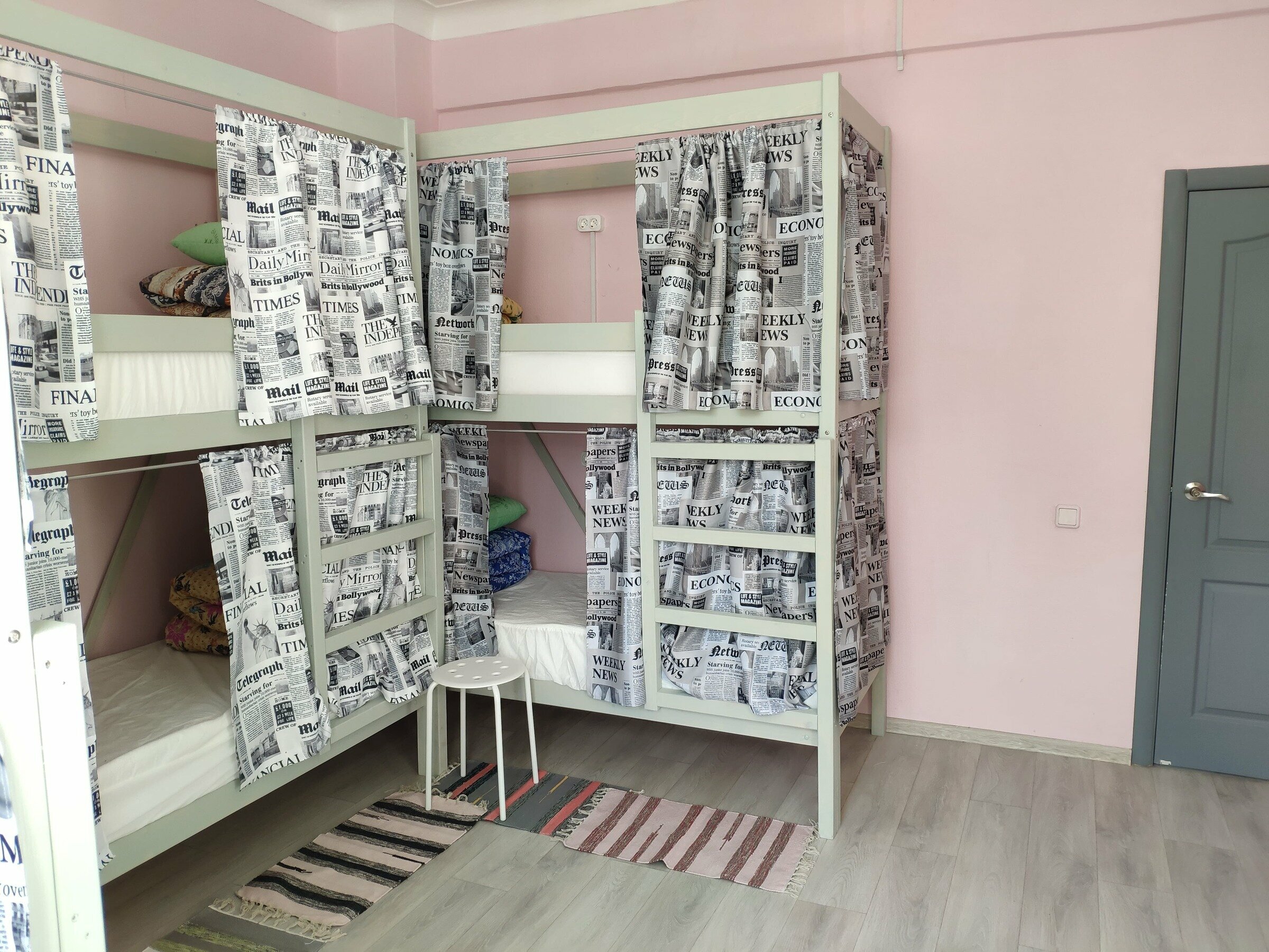 Спальное место на двухъярусной кровати в общем номере для мужчин