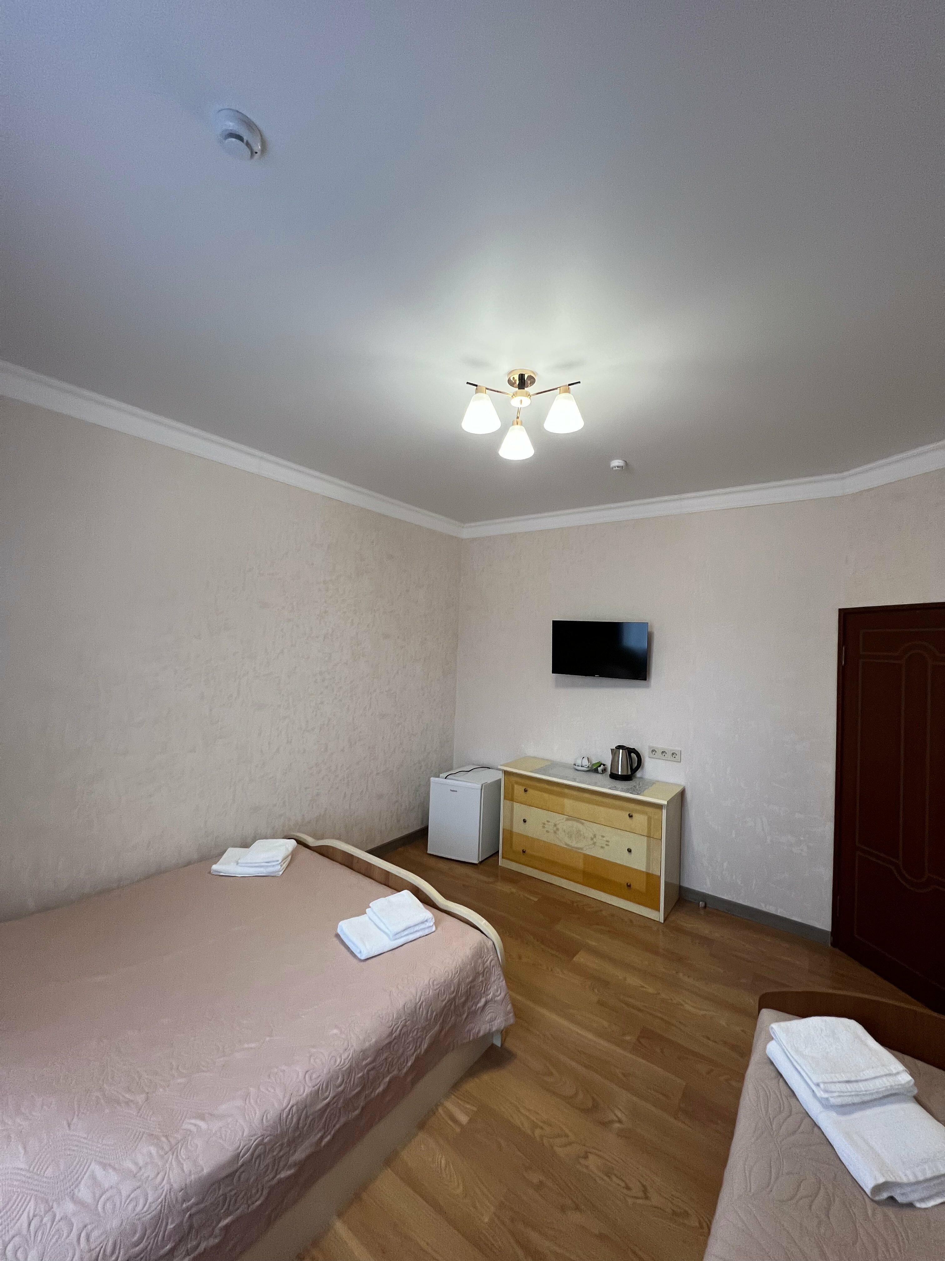 Бюджетный трёхместный номер с санузлом напротив номера
