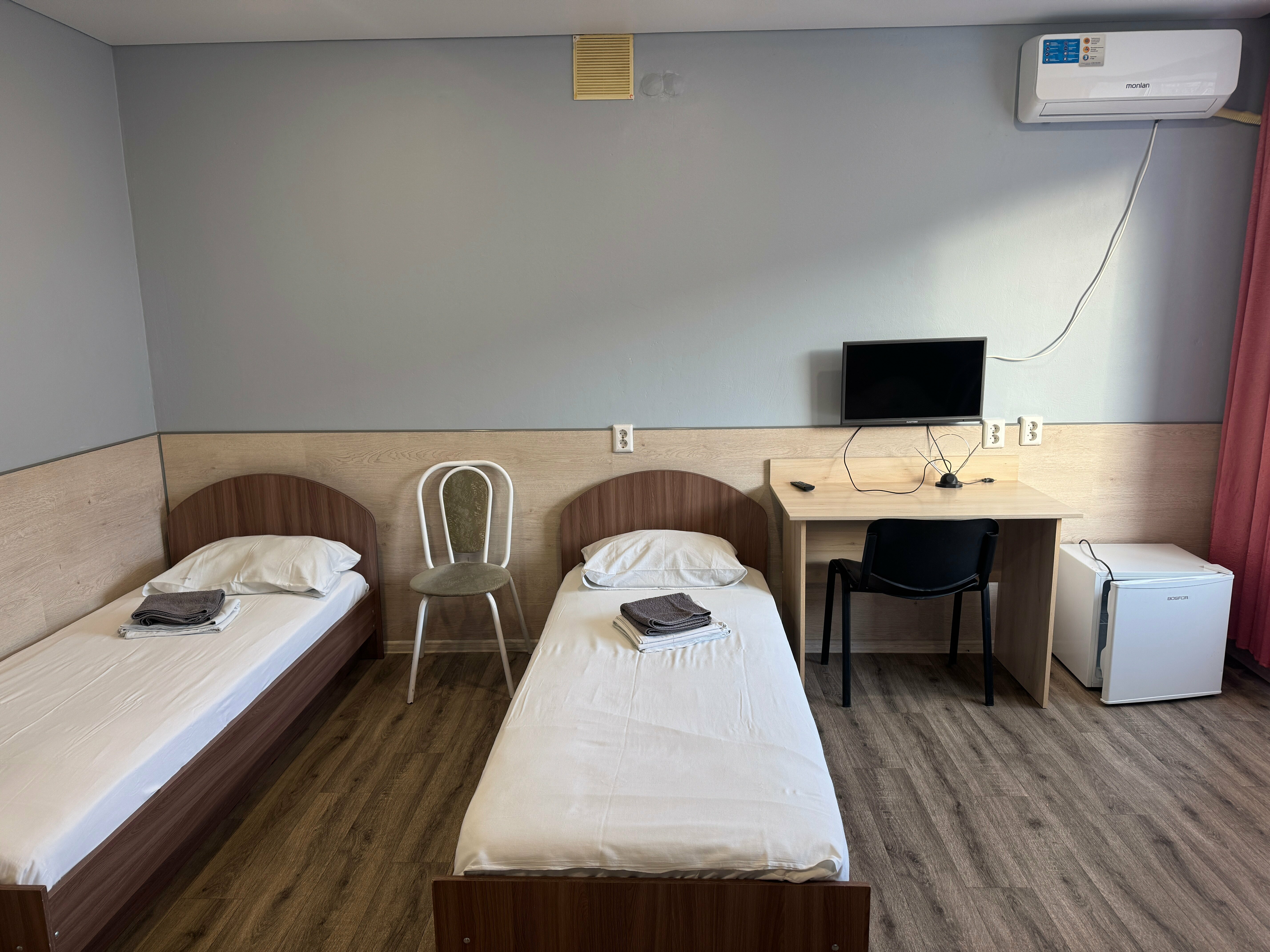 Трехместный номер эконом-класса с общей ванной комнатой