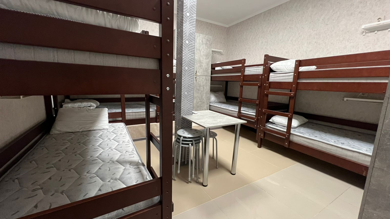 Общий номер для мужчин и женщин с 8 кроватями