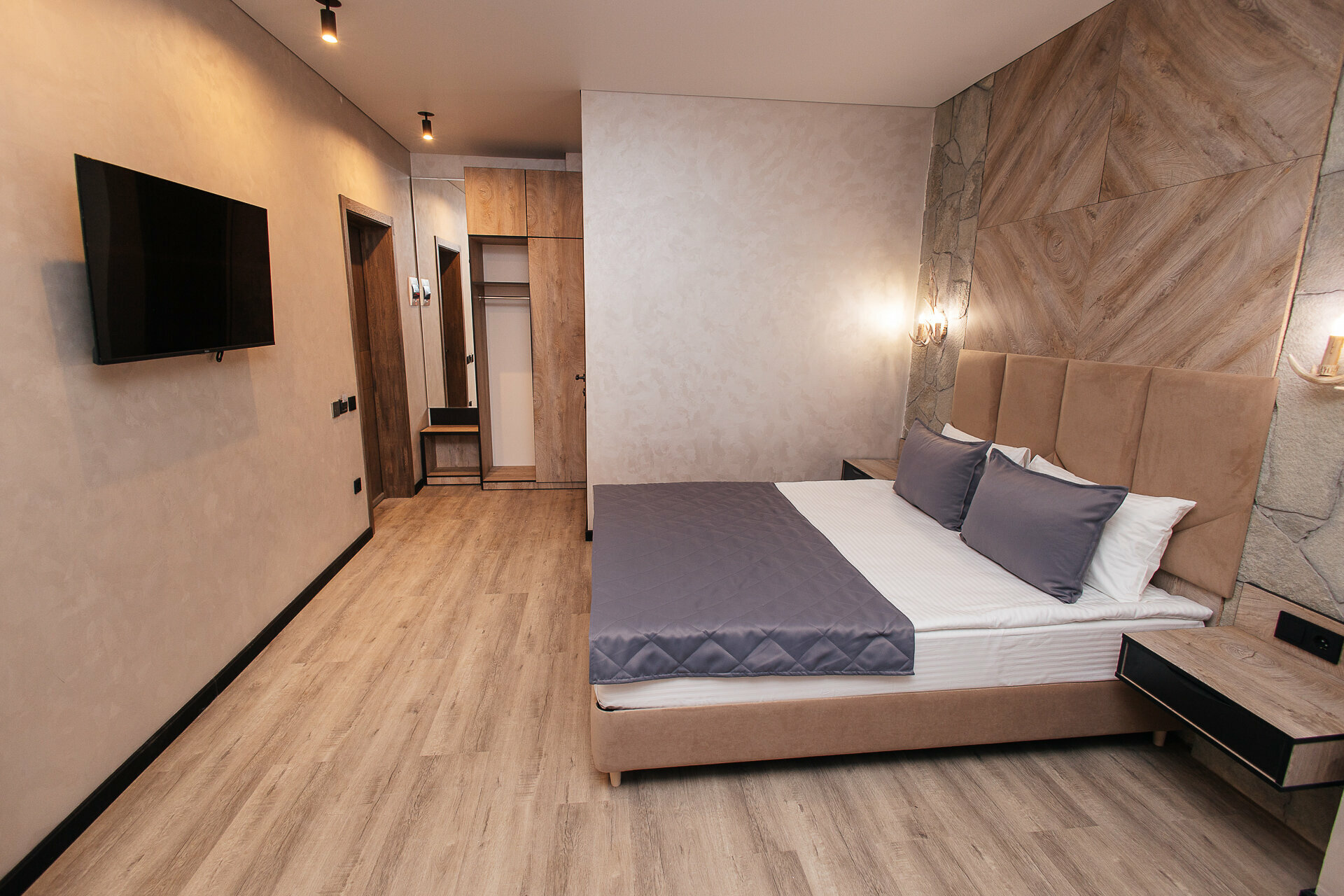 Двухместный с двуспальной кроватью и односпальной кроватью