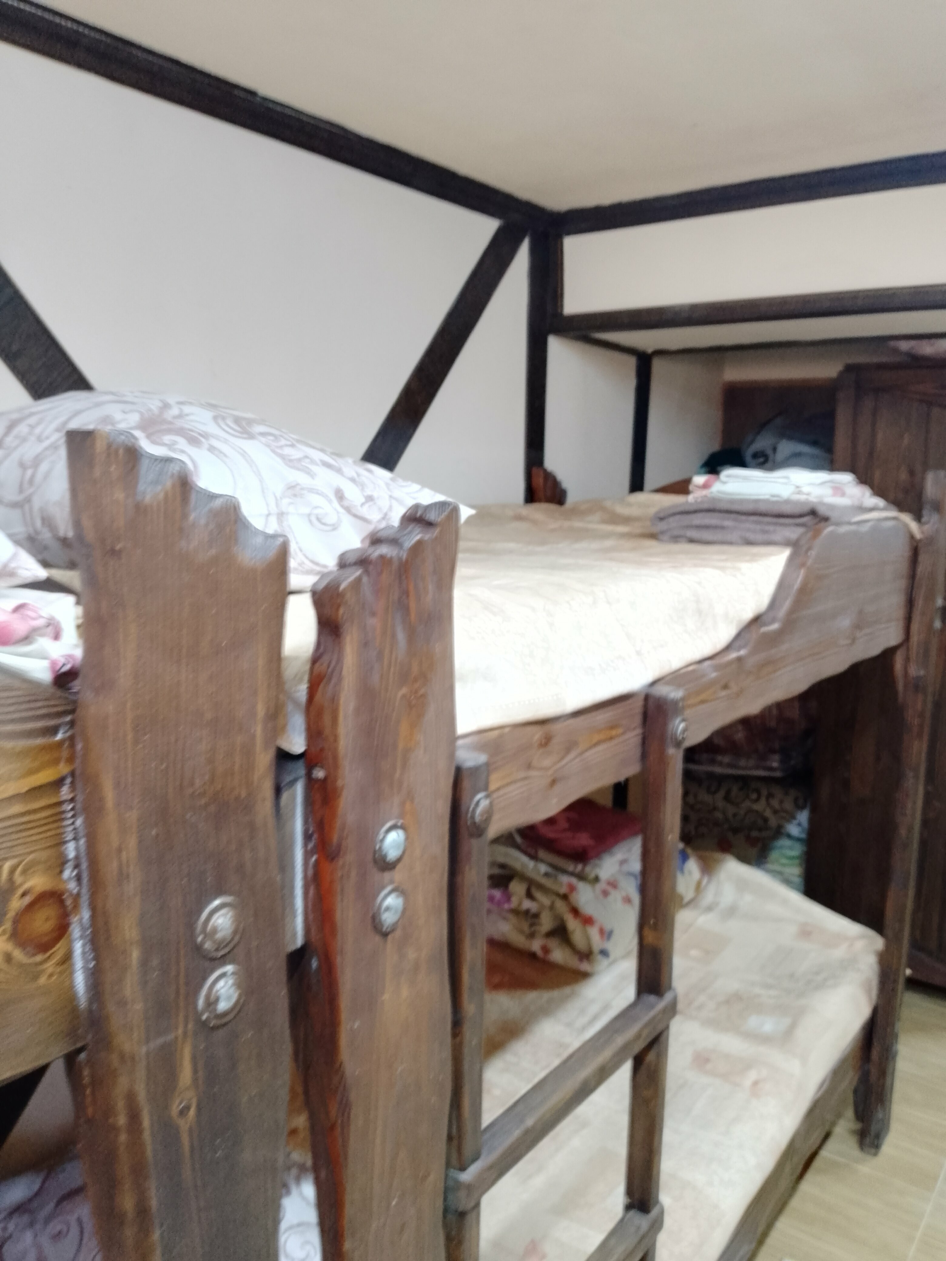 Кровать в общем 8-местном номере для мужчин и женщин